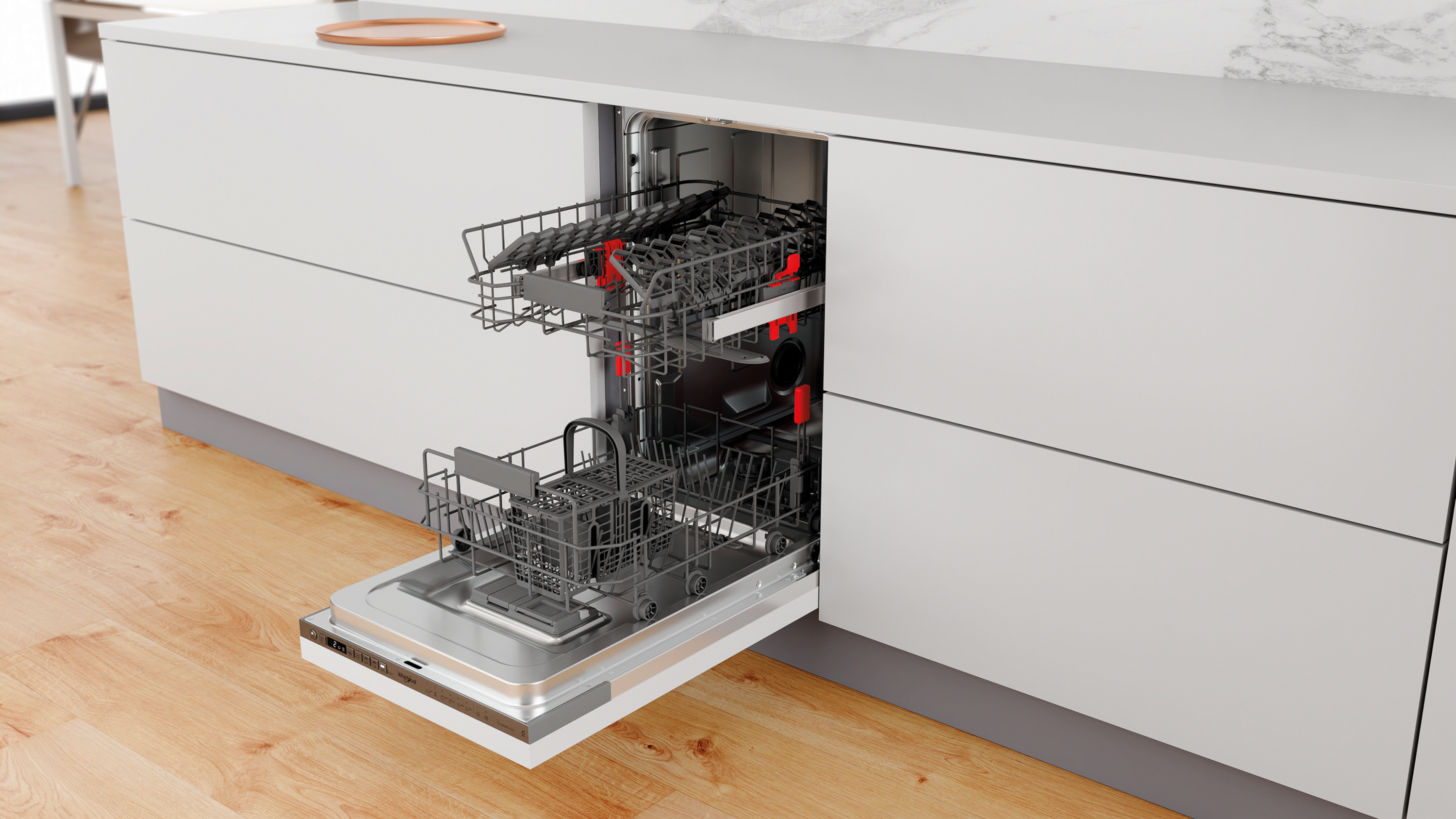 Otwarta zmywarka z dwoma koszami na drewnianej podłodze.