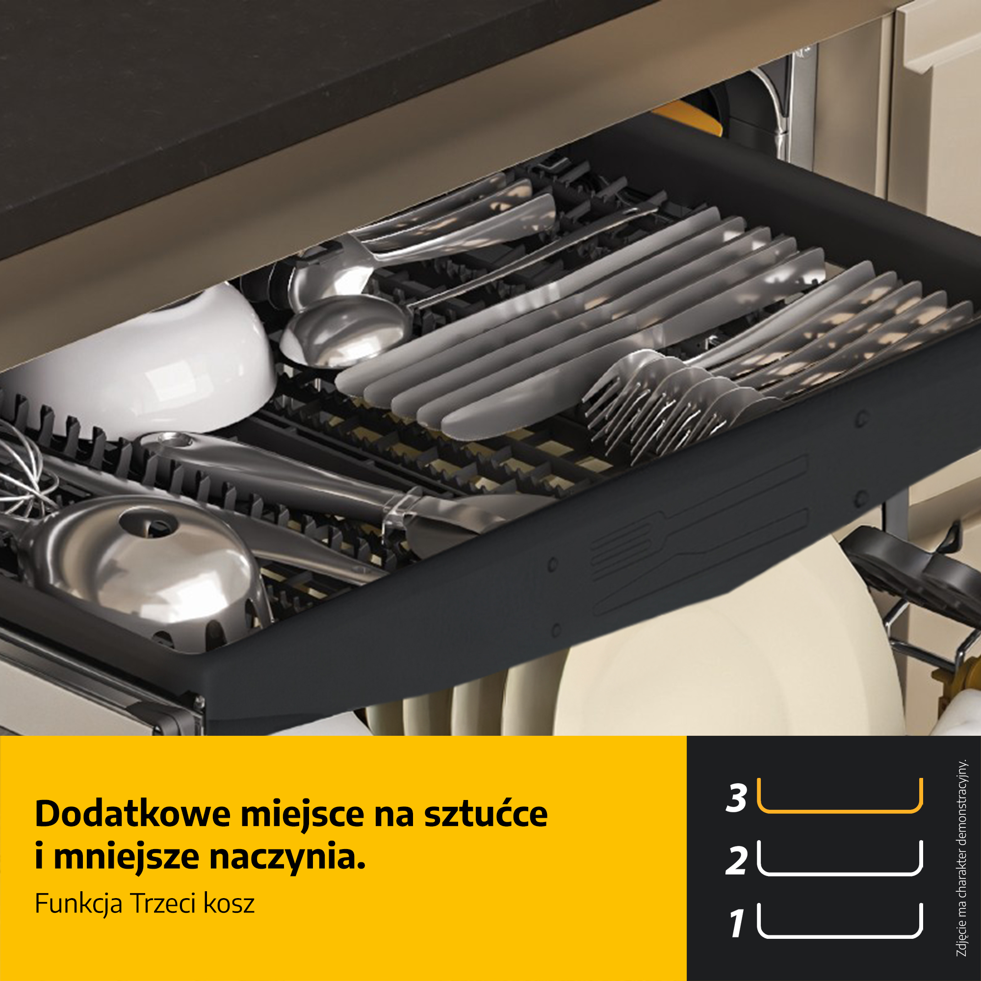 Kosz z naczyniami i sztućcami. Trzeci kosz.