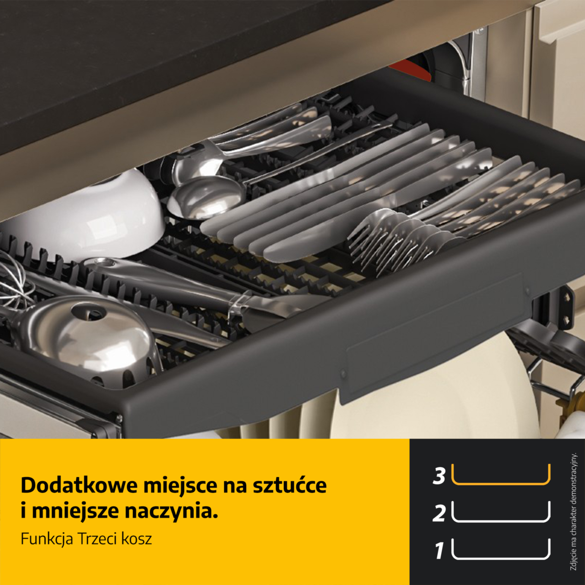 Kosz zmywarki z sztućcami i małymi naczyniami, na trzech poziomach.