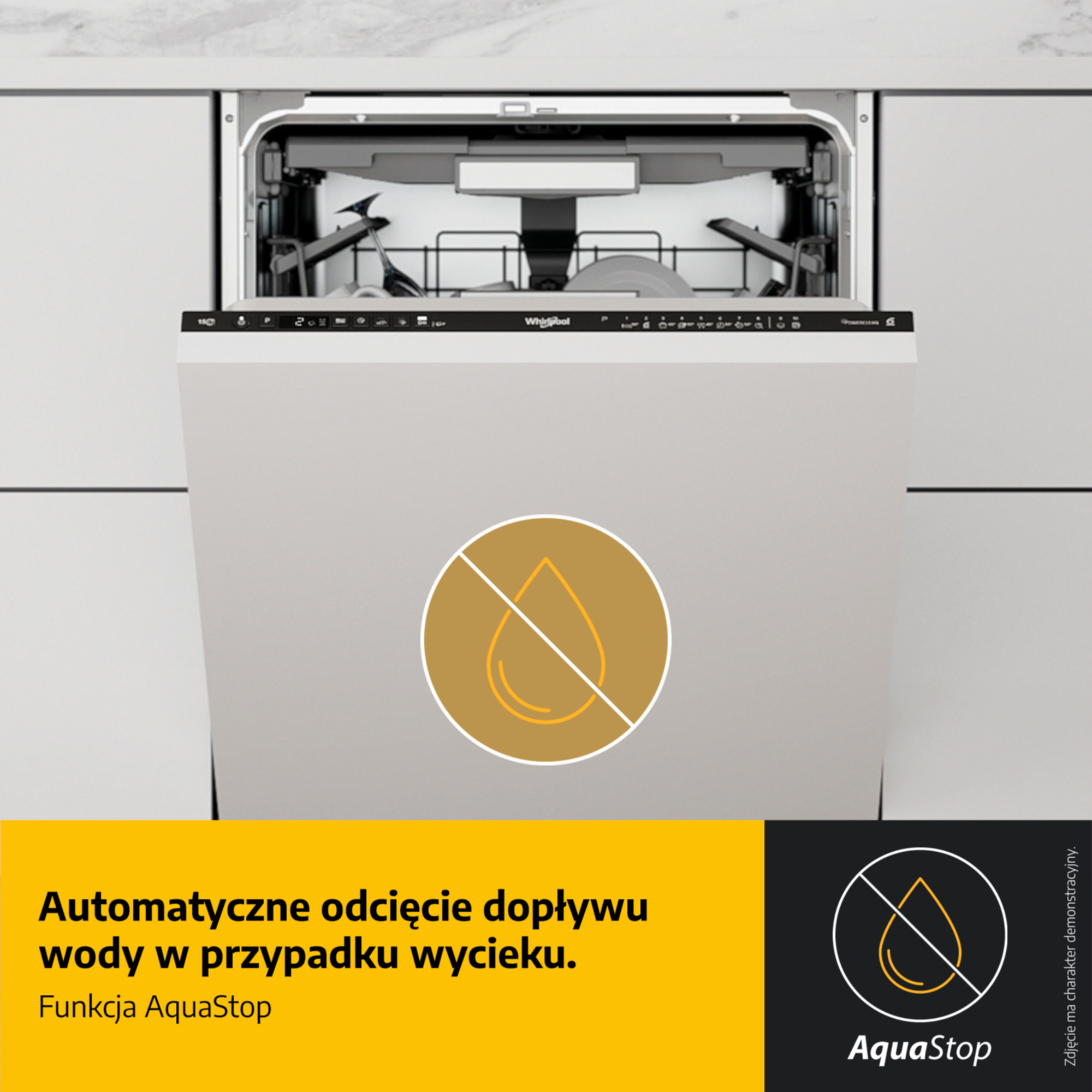 Zmywarka z otwartymi drzwiami i symbolem AquaStop. W środku widać szklanki i talerze.