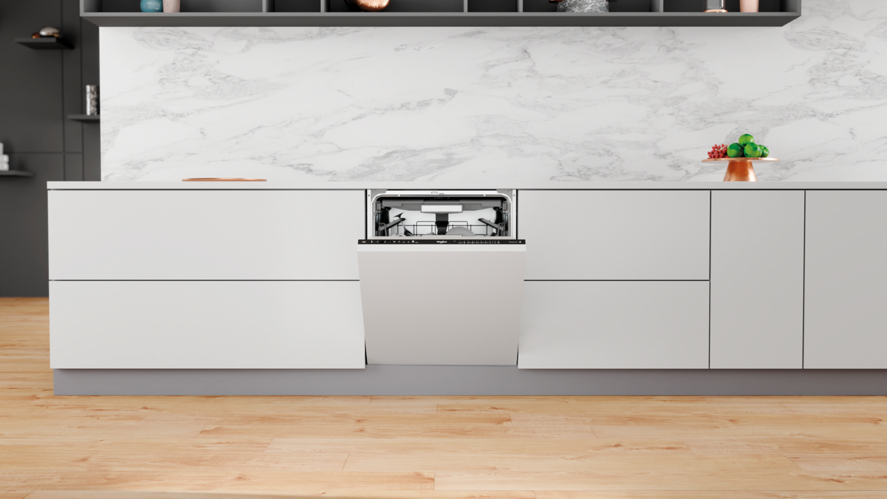 Otwarta zmywarka w nowoczesnej kuchni z marmurową ścianą.