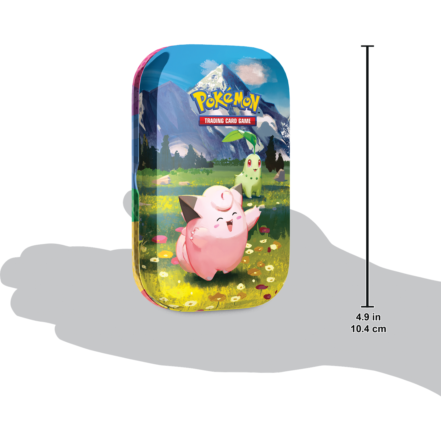 Pokémon blik met Clefairy en Chikorita in een bloemenveld, bergen op achtergrond.