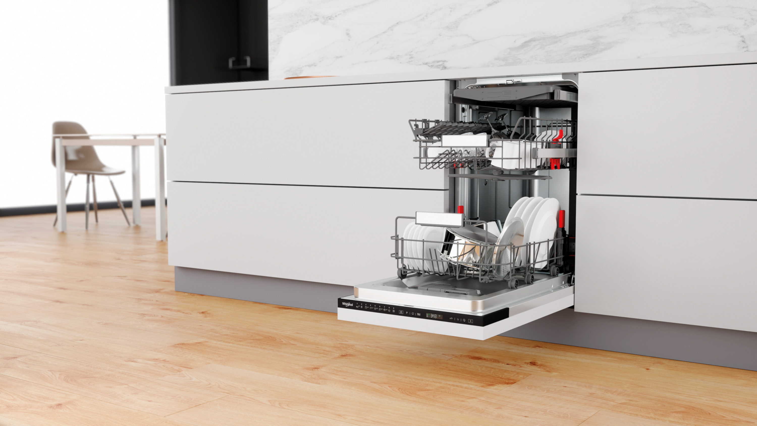 Otwarta biała zmywarka z koszami pełnymi naczyń. Obok znajduje się blat kuchenny.