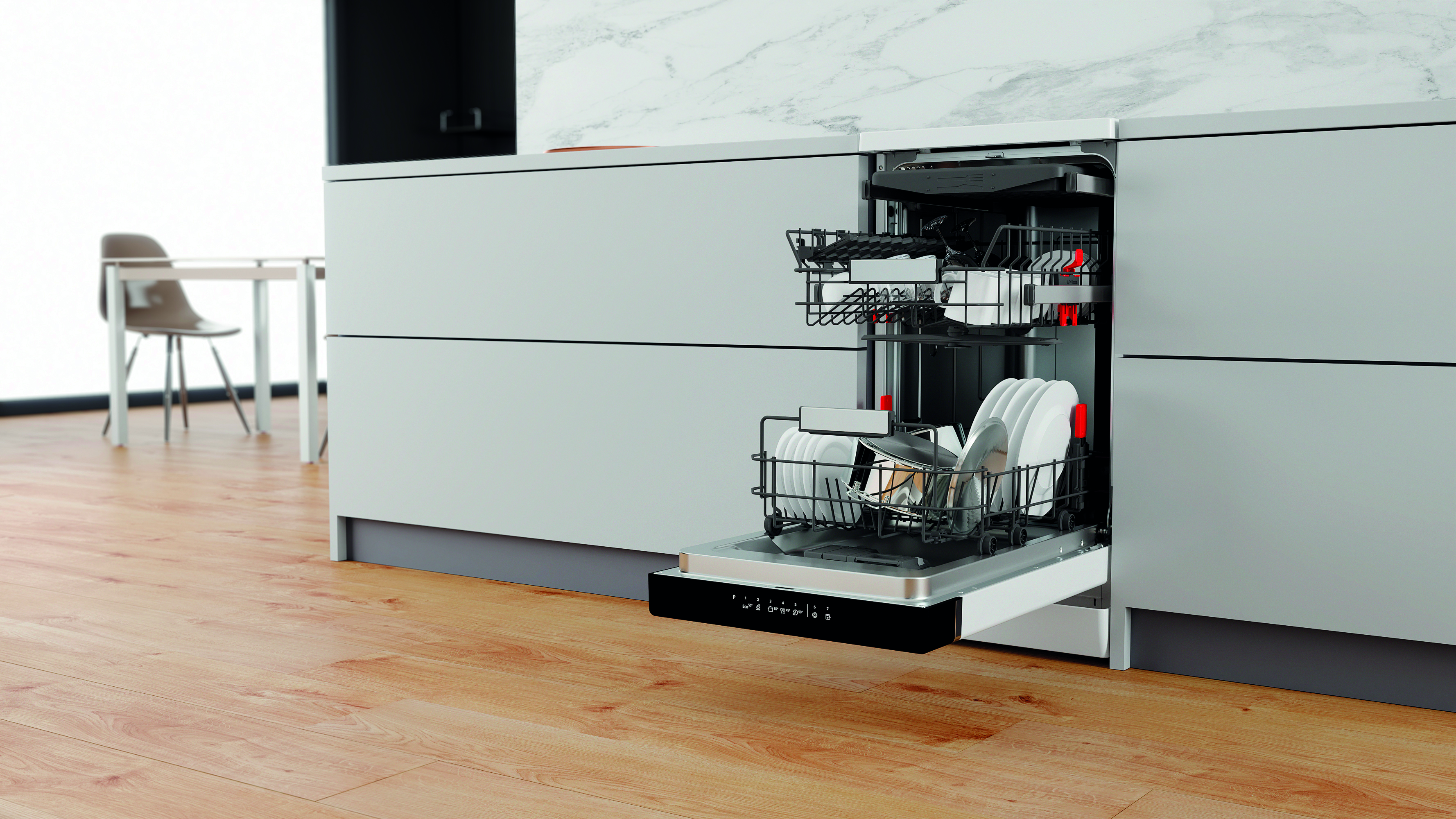 Otwarta zmywarka z naczyniami na półkach w nowoczesnej kuchni.