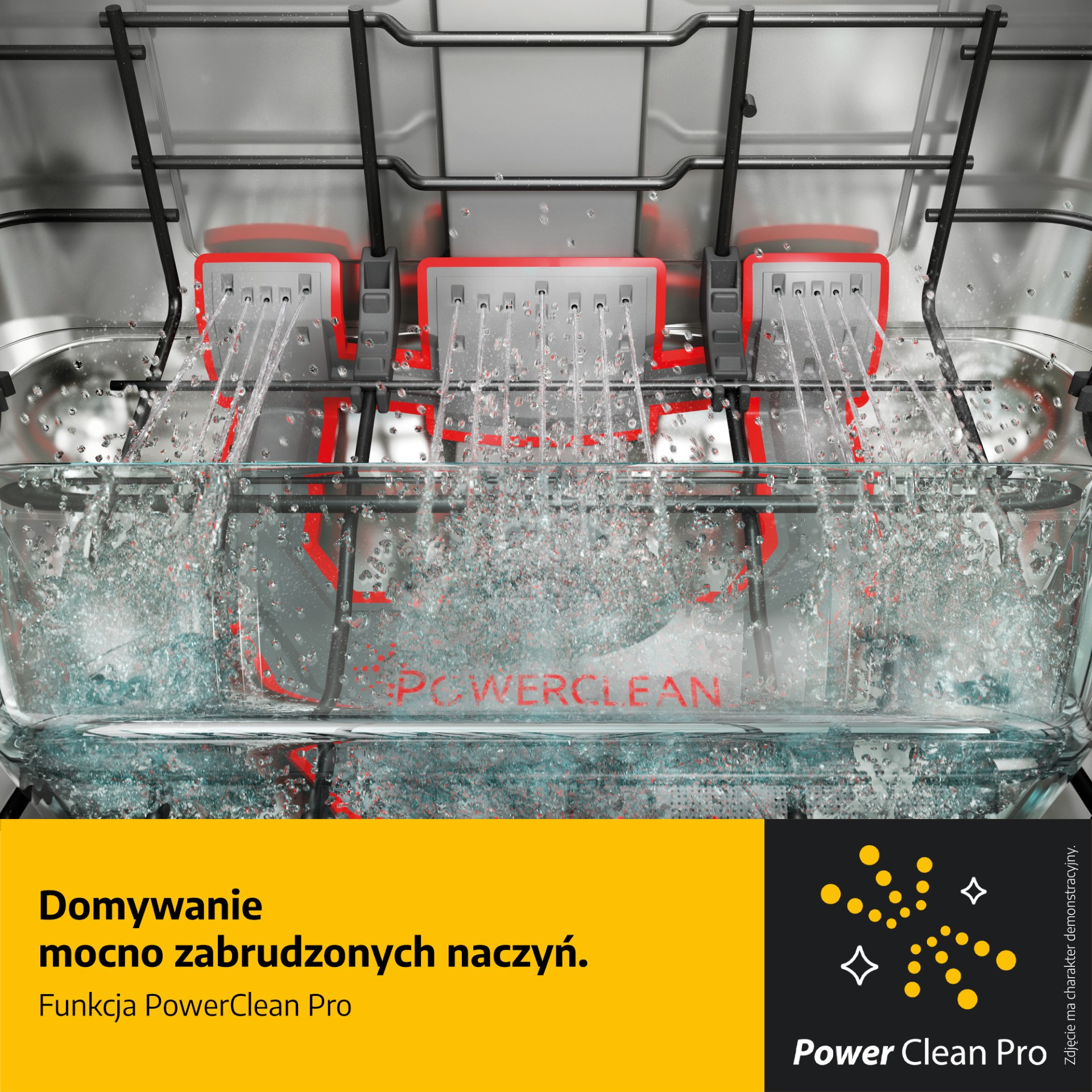 Strumienie wody czyszczą naczynia w zmywarce. Widoczny napis "PowerClean".