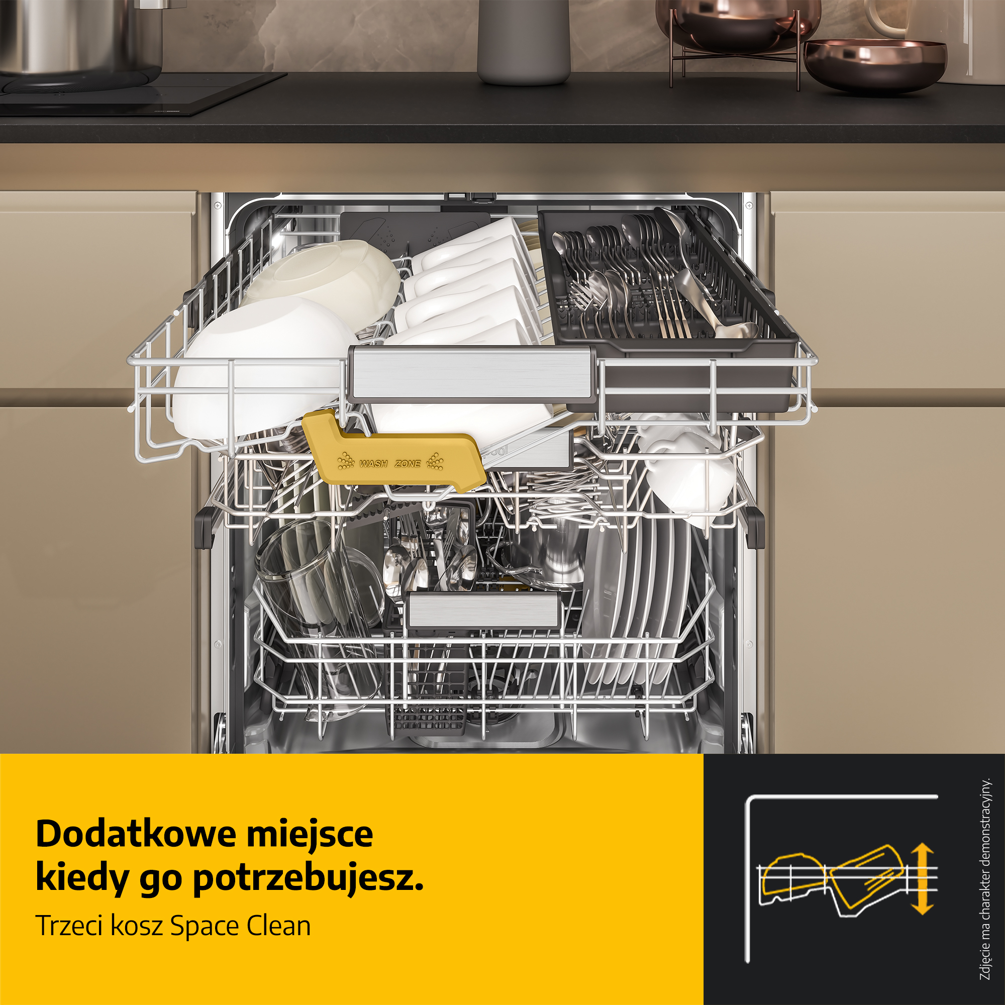 Otwarta zmywarka z trzema koszami wypełnionymi naczyniami i sztućcami.