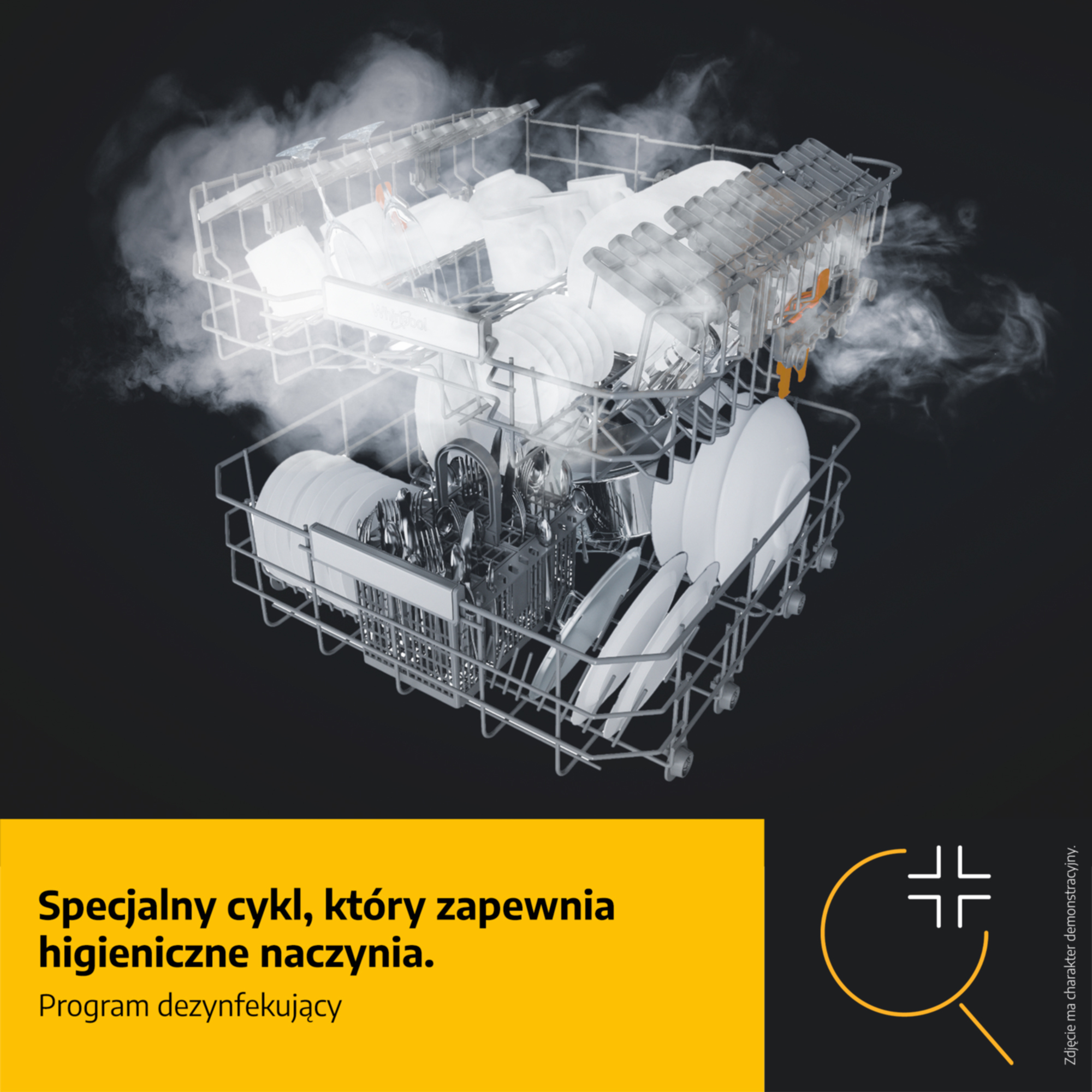 Otwarta zmywarka z załadowanymi koszami, z której unosi się para.