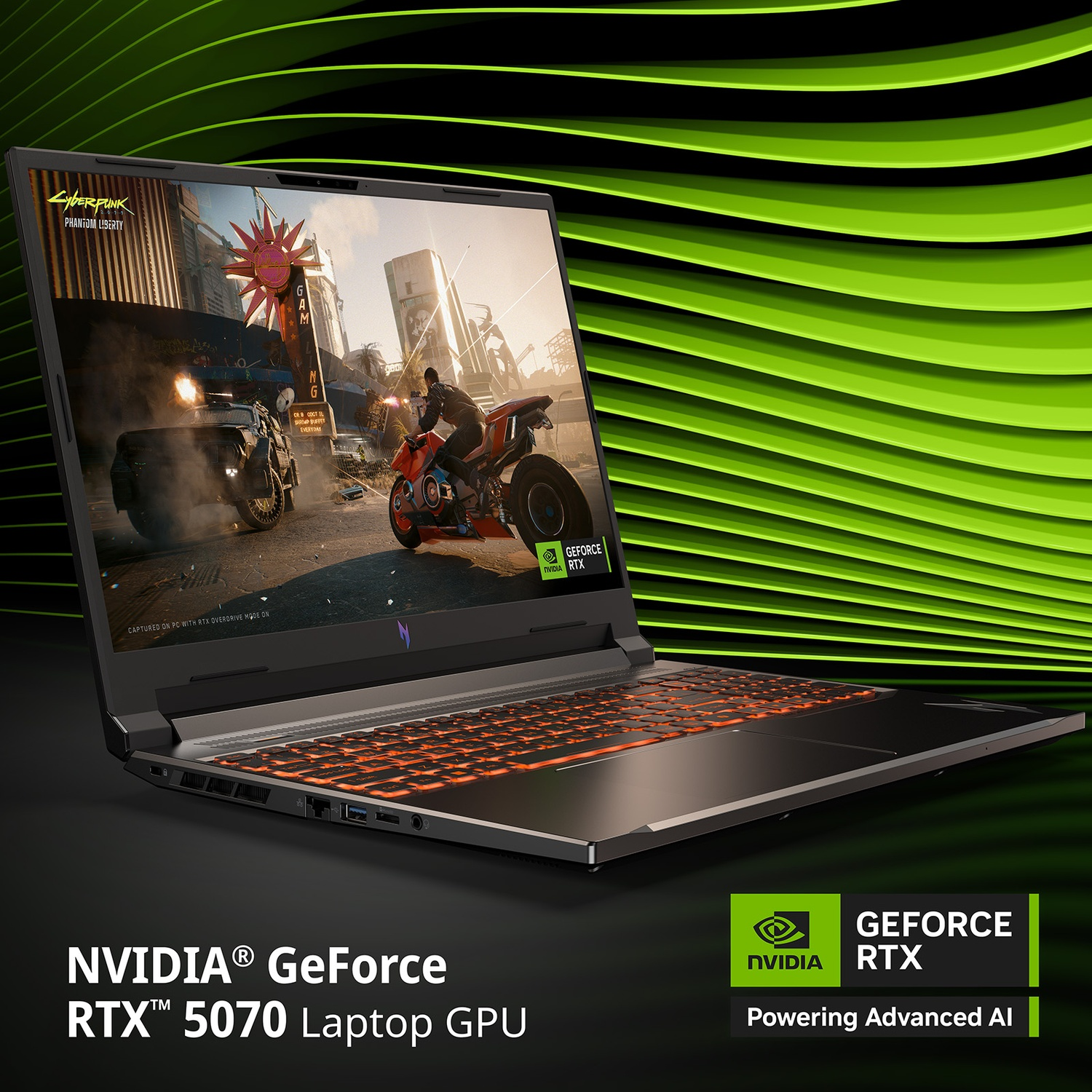 Un laptop con tastiera retroilluminata arancione mostra il gioco Cyberpunk 2077.