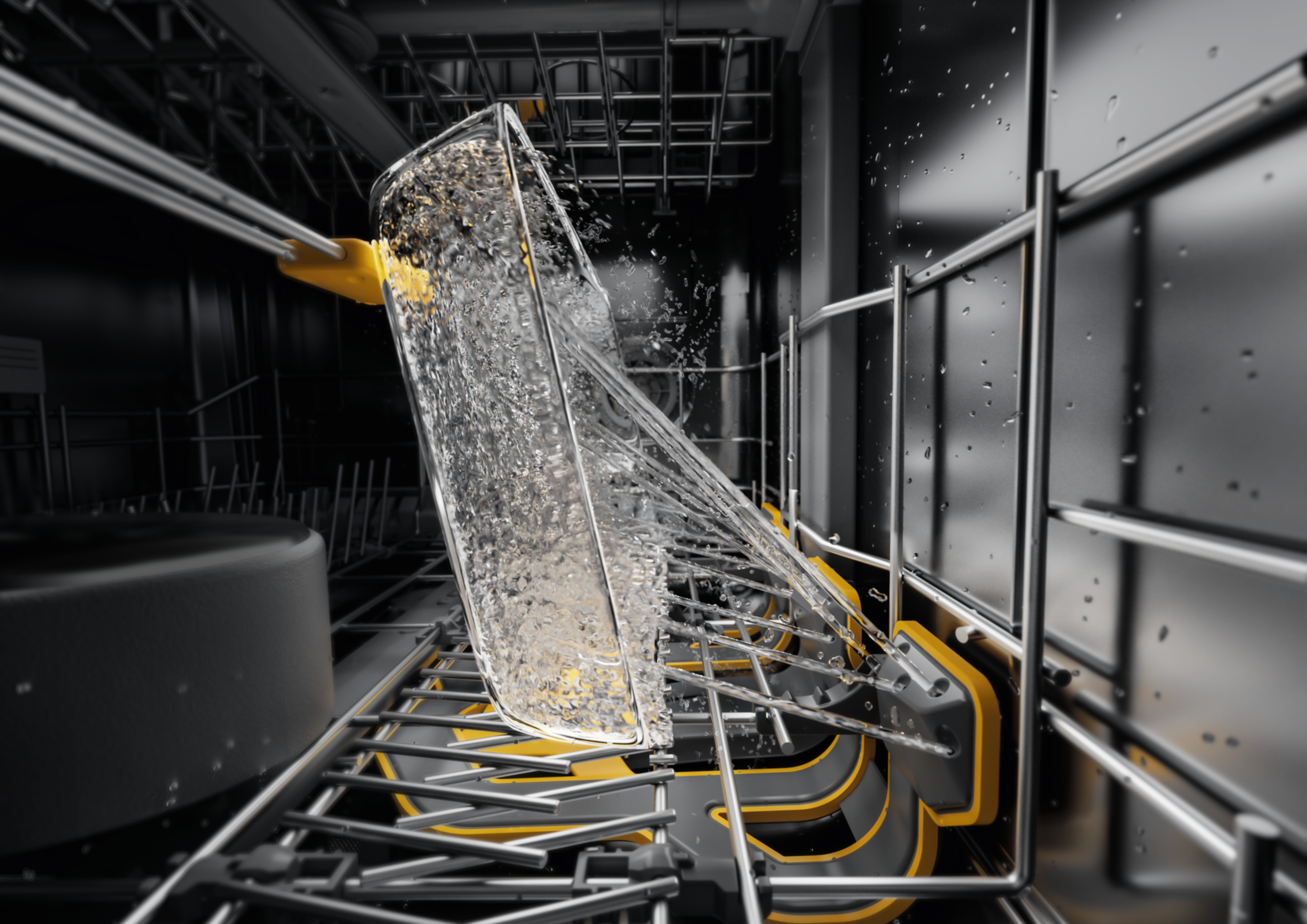 Szklanka jest spryskiwana wodą w zmywarce.