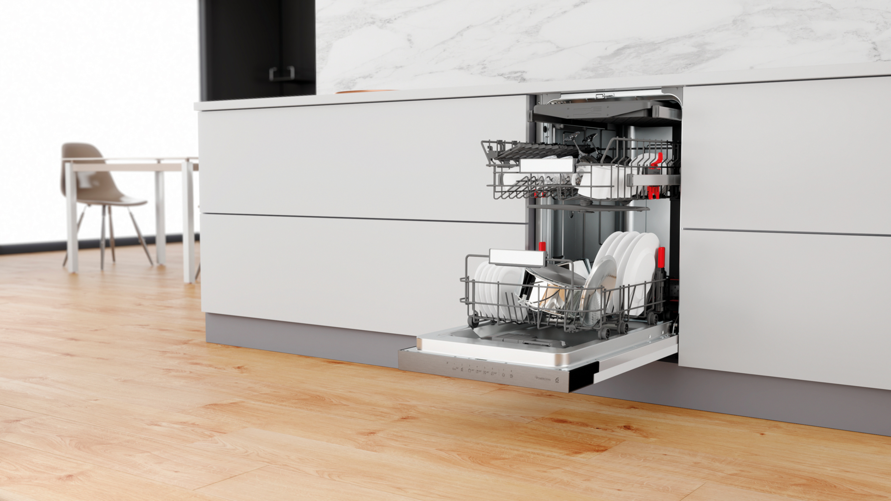 Otwarta zmywarka z naczyniami na drewnianej podłodze i marmurowym backsplashu.