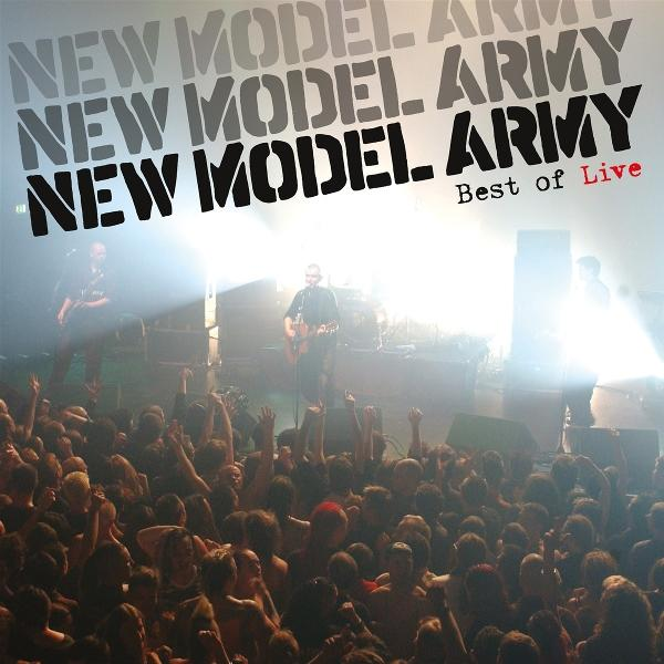 Band auf einer Bühne vor jubelndem Publikum, "New Model Army" Schriftzug.
