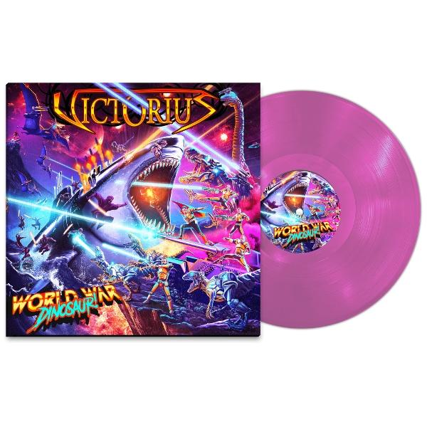 Ein lila Vinyl-Schallplatte neben einem Albumcover mit Haien, Dinosauriern und Kriegern.