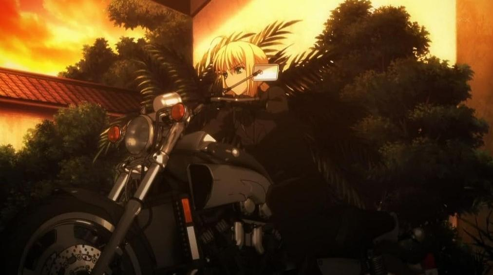 Eine blonde Anime-Figur auf einem Motorrad vor Bäumen und einem Haus.