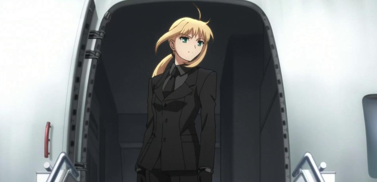 Anime-Figur mit blonden Haaren in schwarzem Anzug vor Flugzeugtür.