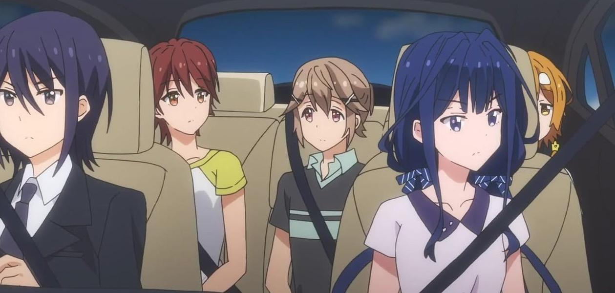 Fünf anime-artige Charaktere sitzen auf den Rücksitzen eines Autos. Sie tragen<br/>verschiedene Kleidung und haben unterschiedliche Haarfarben.