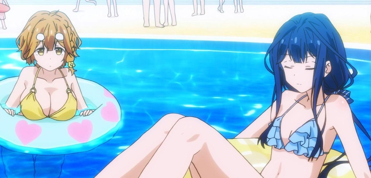 Zwei Mädchen in Bikinis schwimmen im Pool. Eines sitzt auf einem Ring.