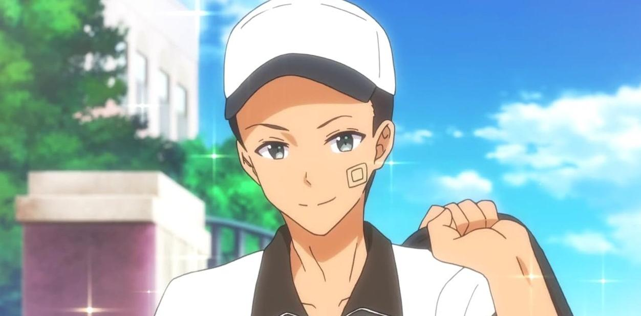 Anime-Junge mit weißer Kappe, lächelnd. Er trägt ein schwarz-weißes Hemd. Hintergrund ist blauer Himmel.