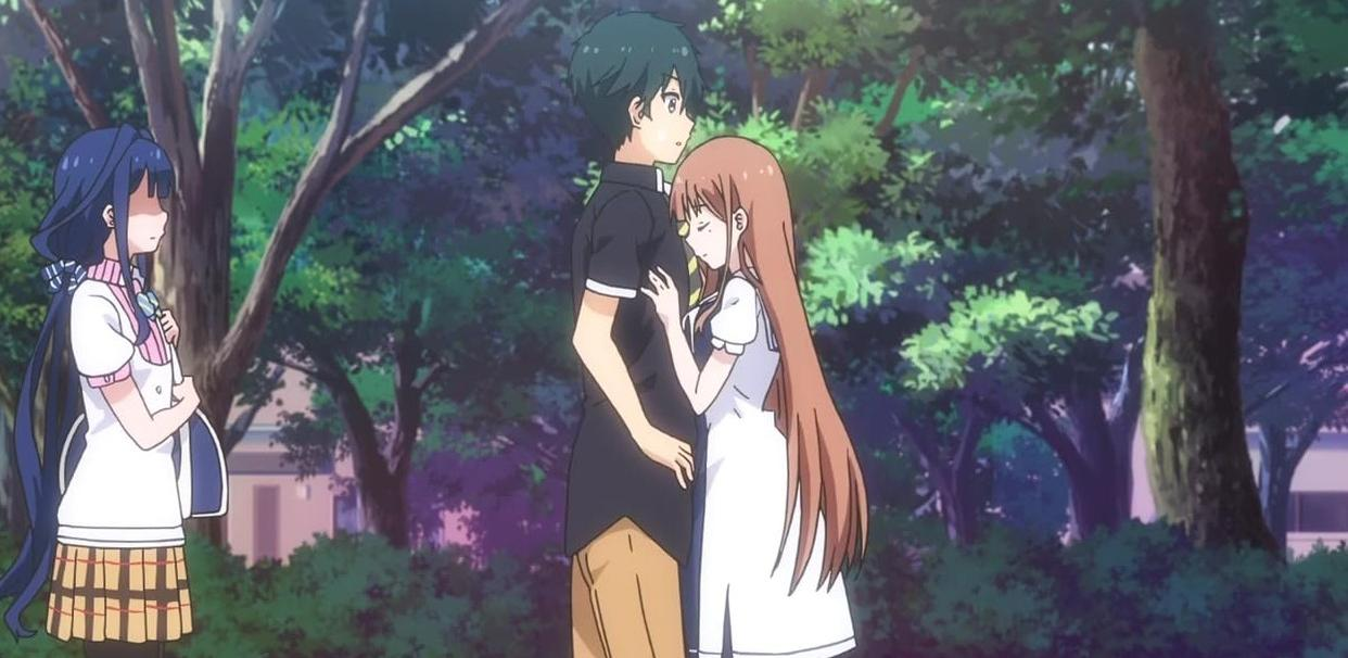 Zwei anime-figuren umarmen sich, eine dritte steht abseits.