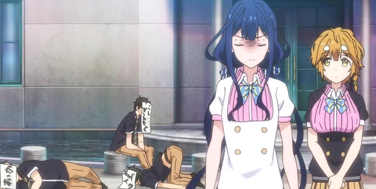 Zwei anime-Mädchen stehen, während drei Jungen auf dem Boden liegen.