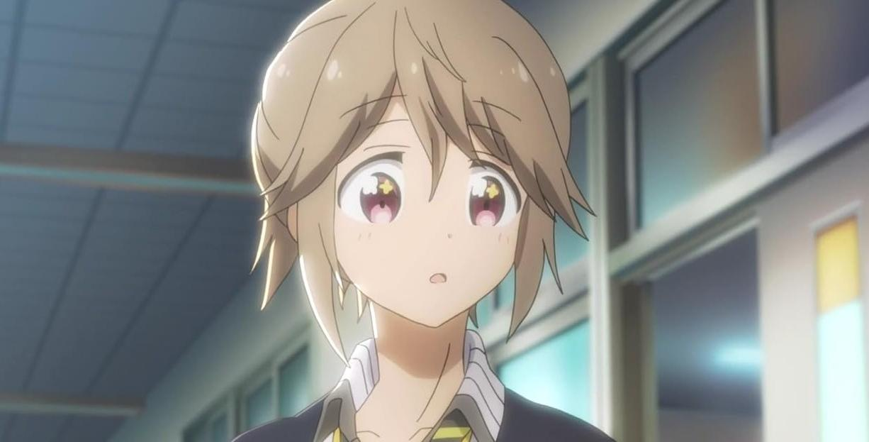 Anime-Mädchen mit braunen Haaren und großen Augen steht im Flur.