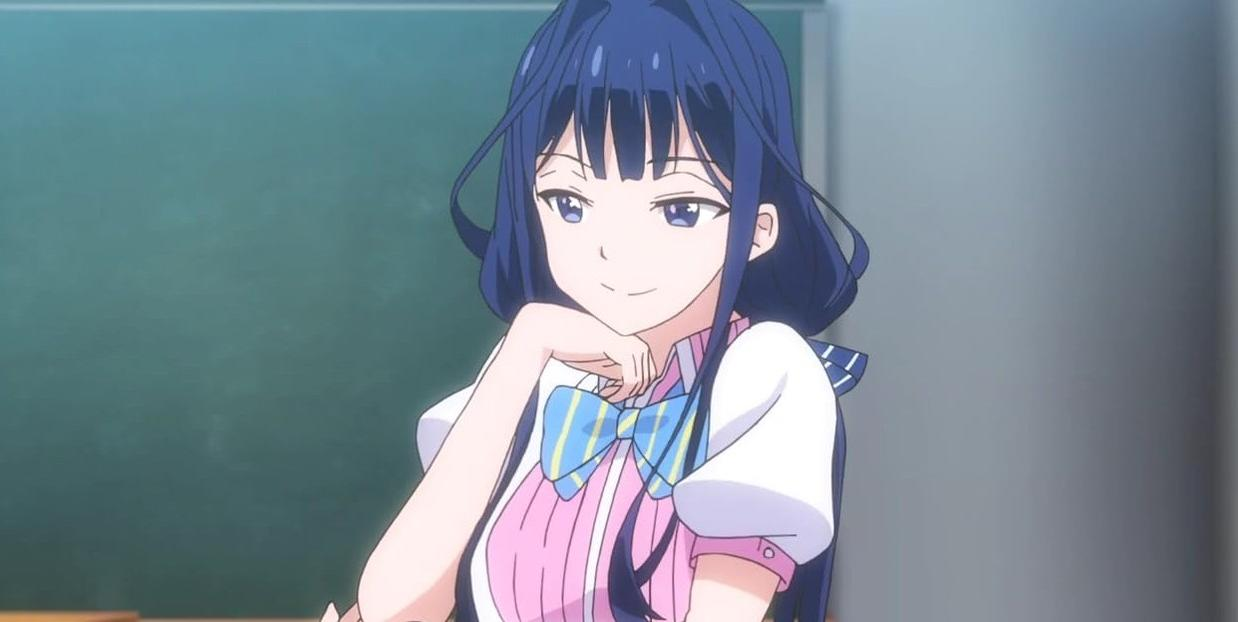 Ein Anime-Mädchen mit dunklem Haar und blauen Augen lächelt.