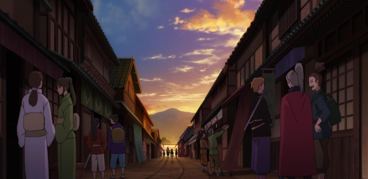 Menschen in traditioneller Kleidung stehen in einer japanischen Gasse bei Sonnenuntergang.