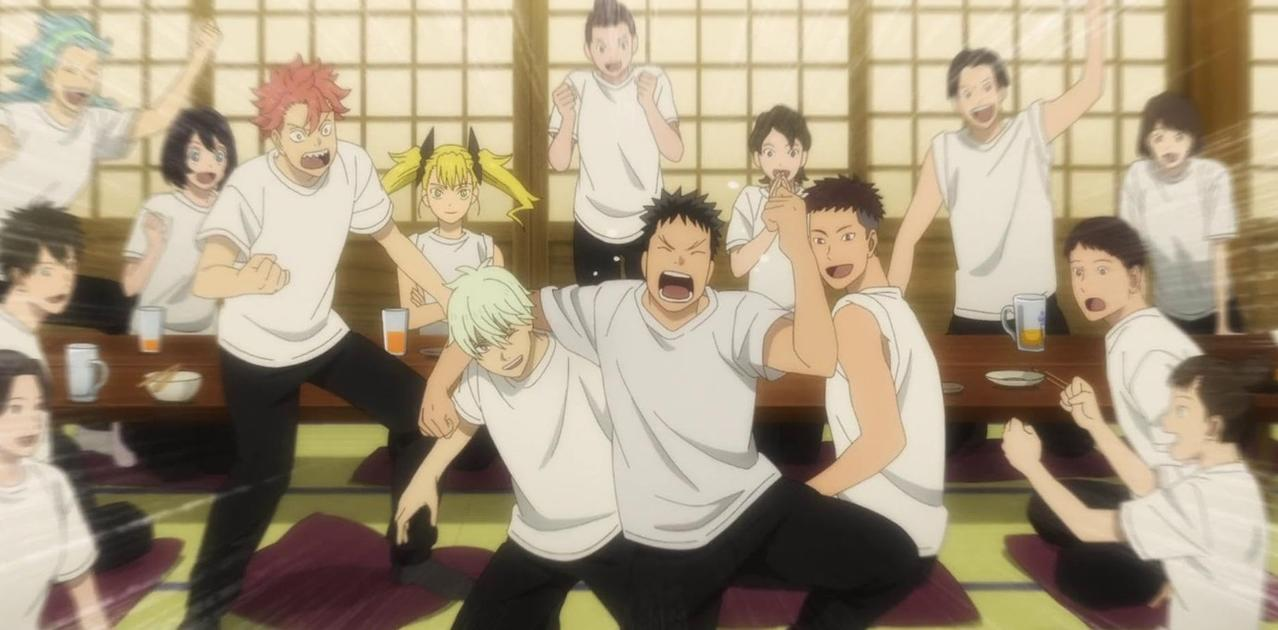 Eine Gruppe von Anime-Charakteren in weißen T-Shirts feiert ausgelassen.