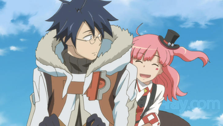 Ein Anime-Paar mit blauen und rosa Haaren lächelt vor blauem Himmel.