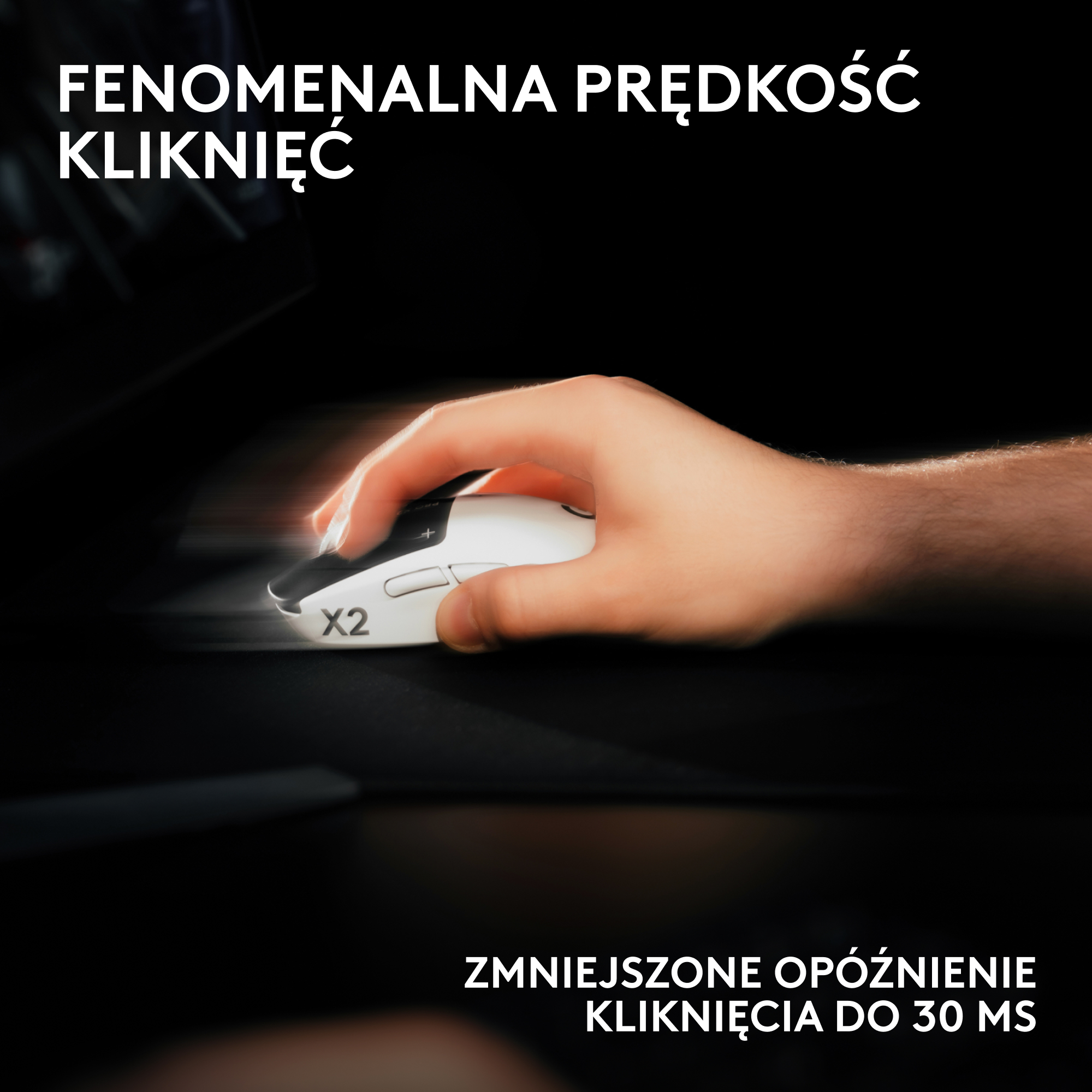 Dłoń klika białą myszką z logo X2. Szybkie kliknięcia i niska latencja.