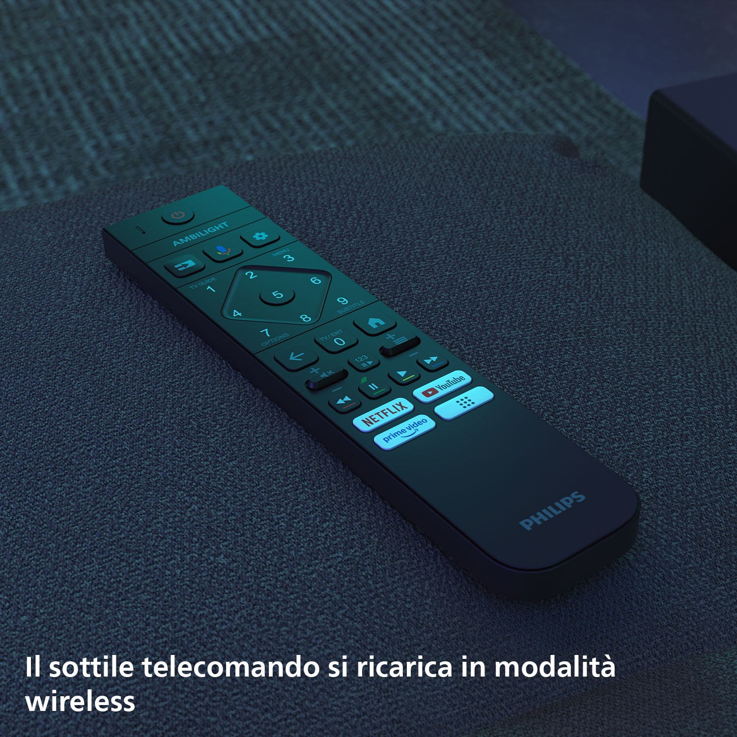 Un telecomando TV scuro con pulsanti Netflix e YouTube poggia su tessuto.