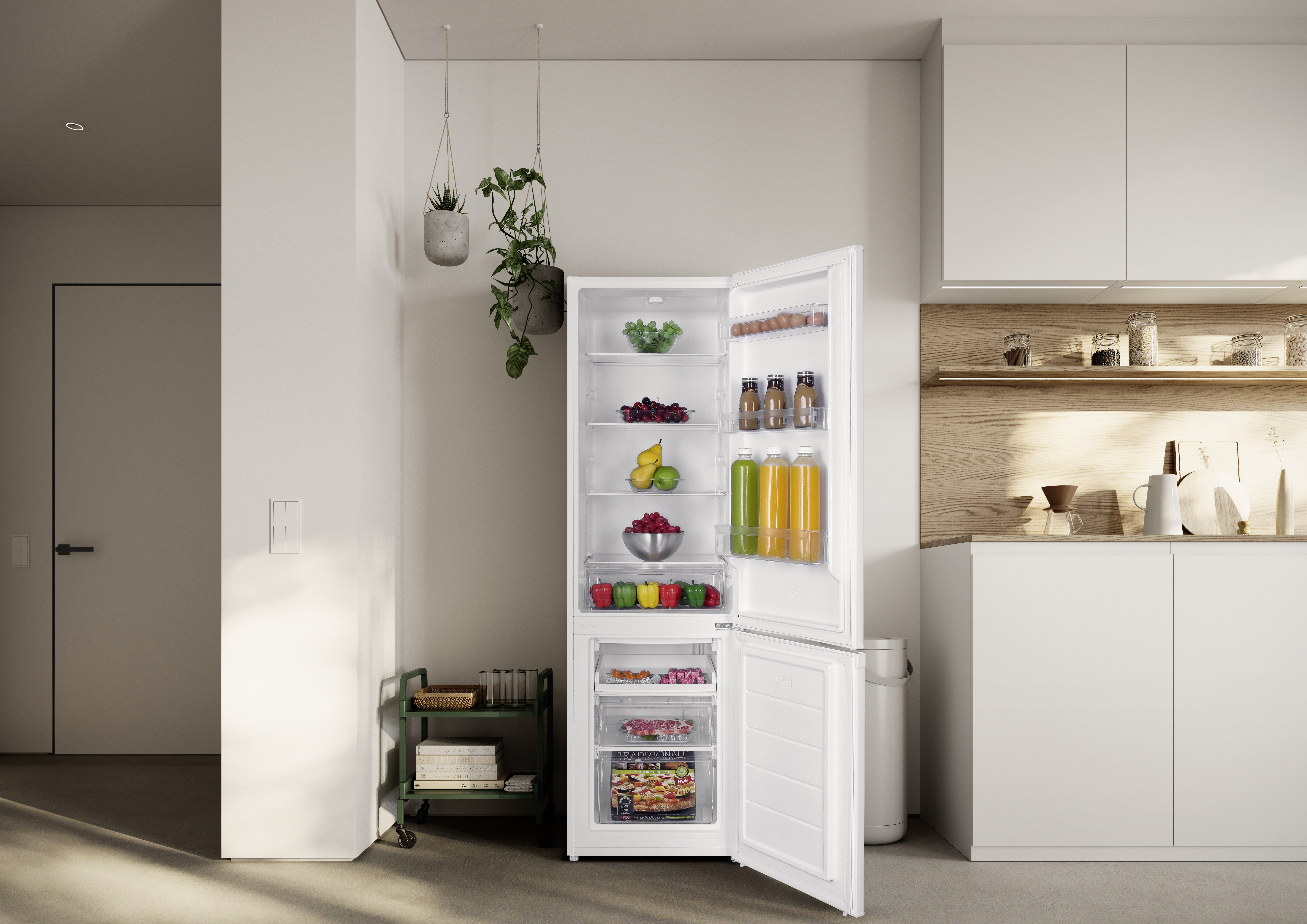 Offener weißer Kühlschrank mit Lebensmitteln, daneben eine Küchenzeile.