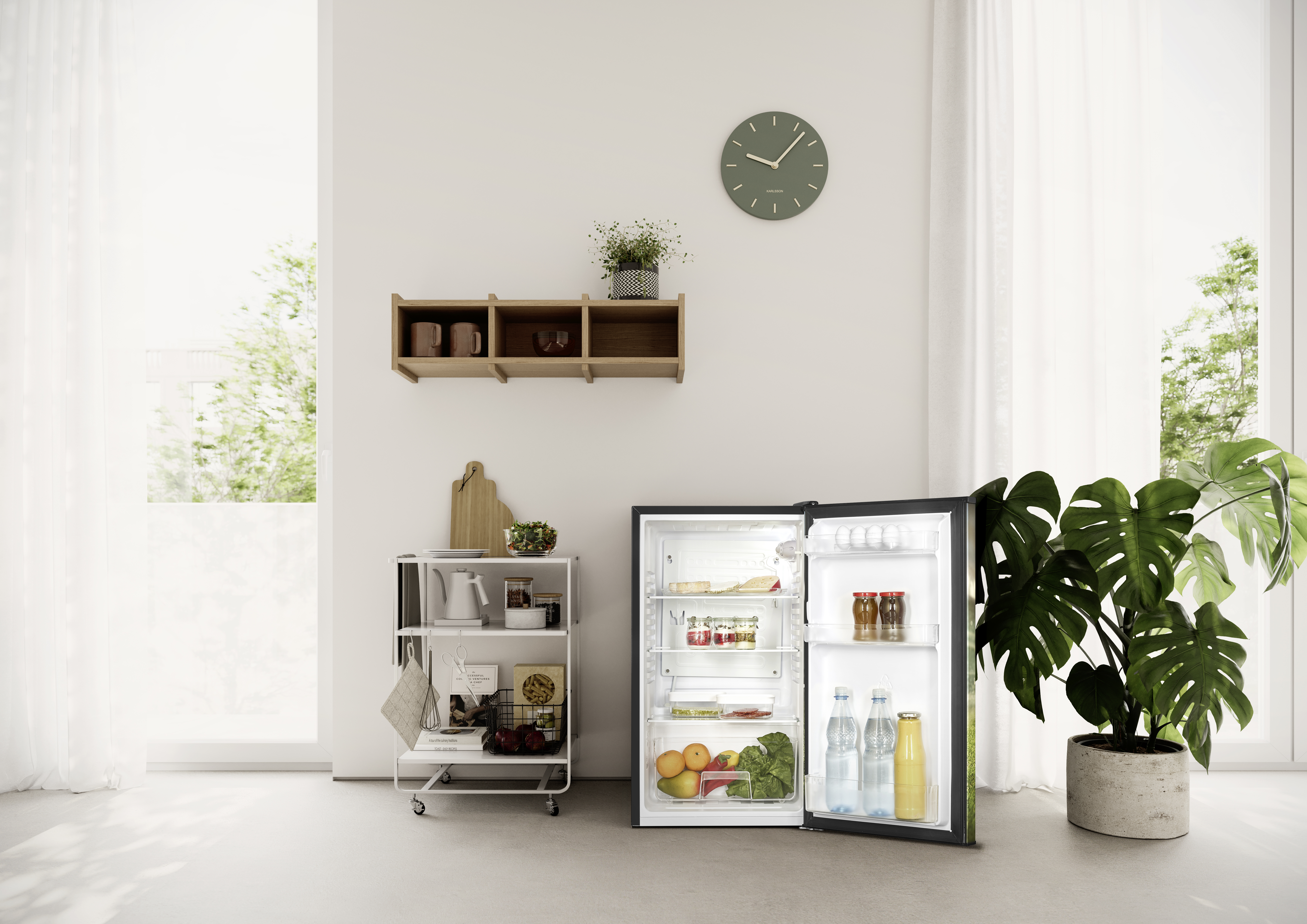 Ein offener Kühlschrank mit Lebensmitteln daneben ein Regal und eine Uhr.