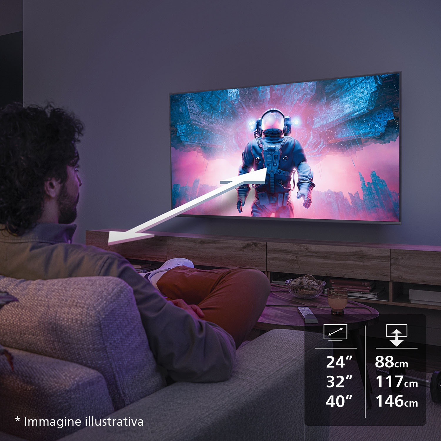 Uomo guarda TV con immagine astronauta. Dettagli misura in basso.