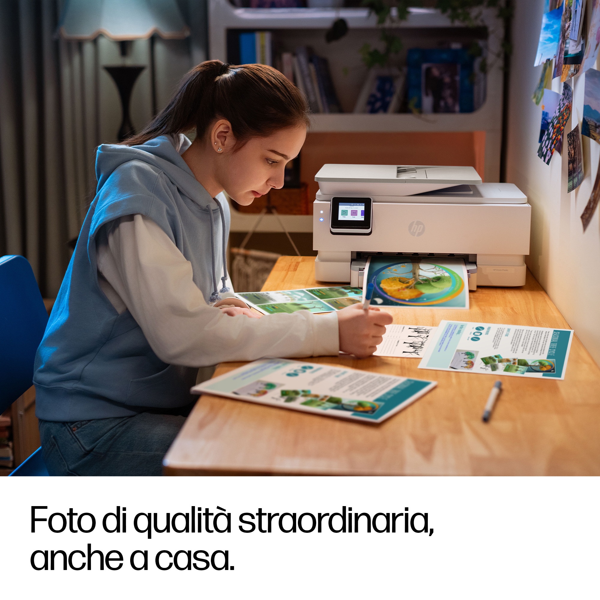 Una ragazza scrive a una scrivania con una stampante vicina.