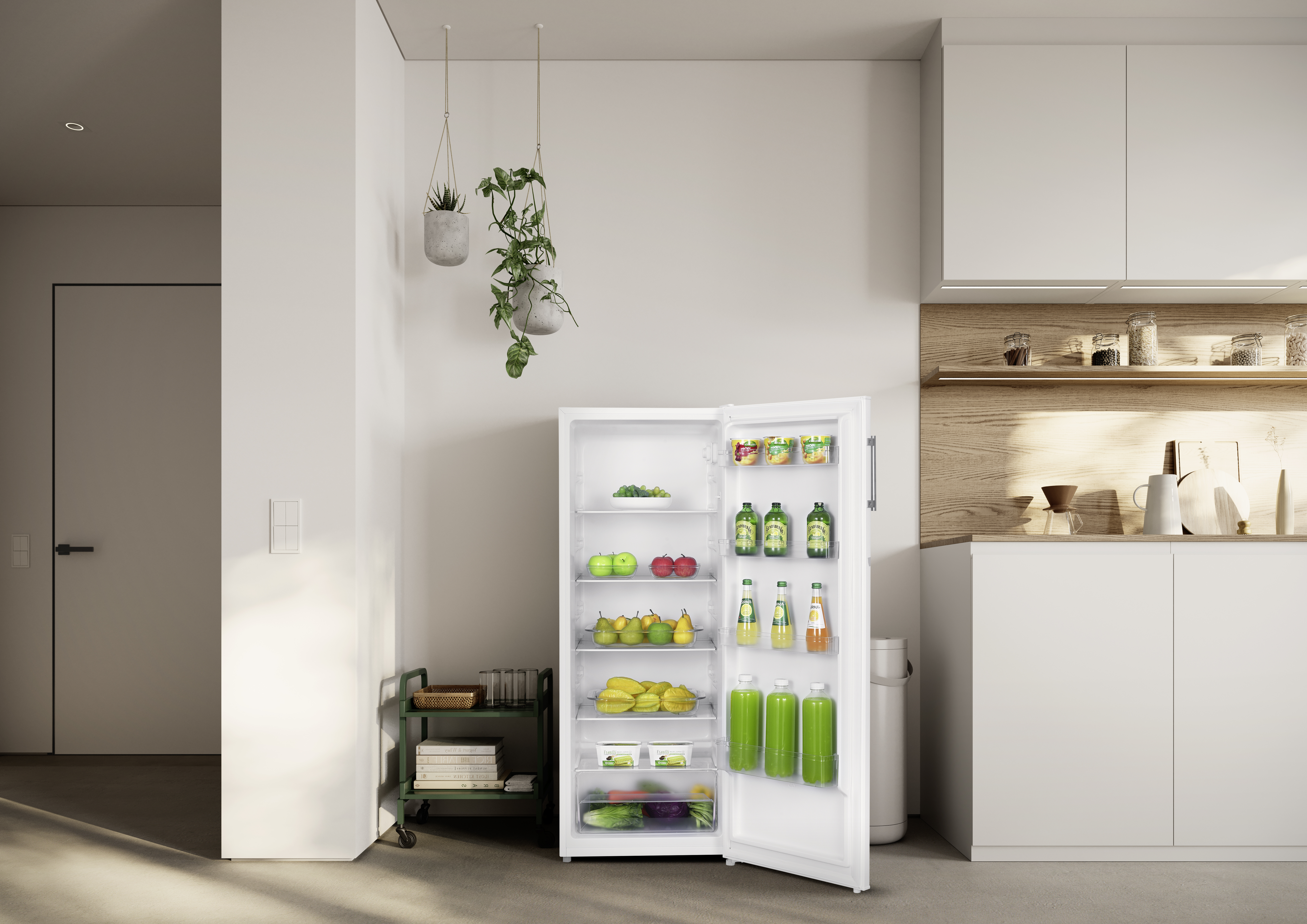 Ein offener weißer Kühlschrank mit Obst, Gemüse und Getränken, daneben ein Küchenregal.