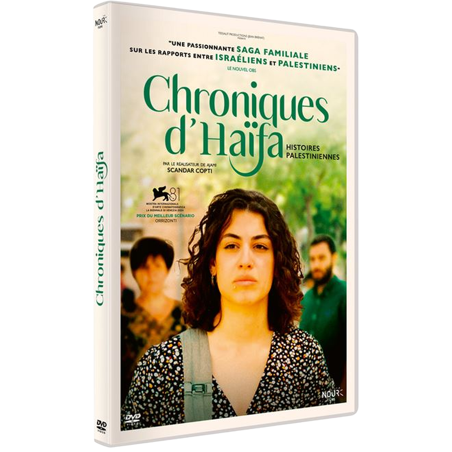 Couverture DVD avec une femme au premier plan et des hommes en arrière-plan.