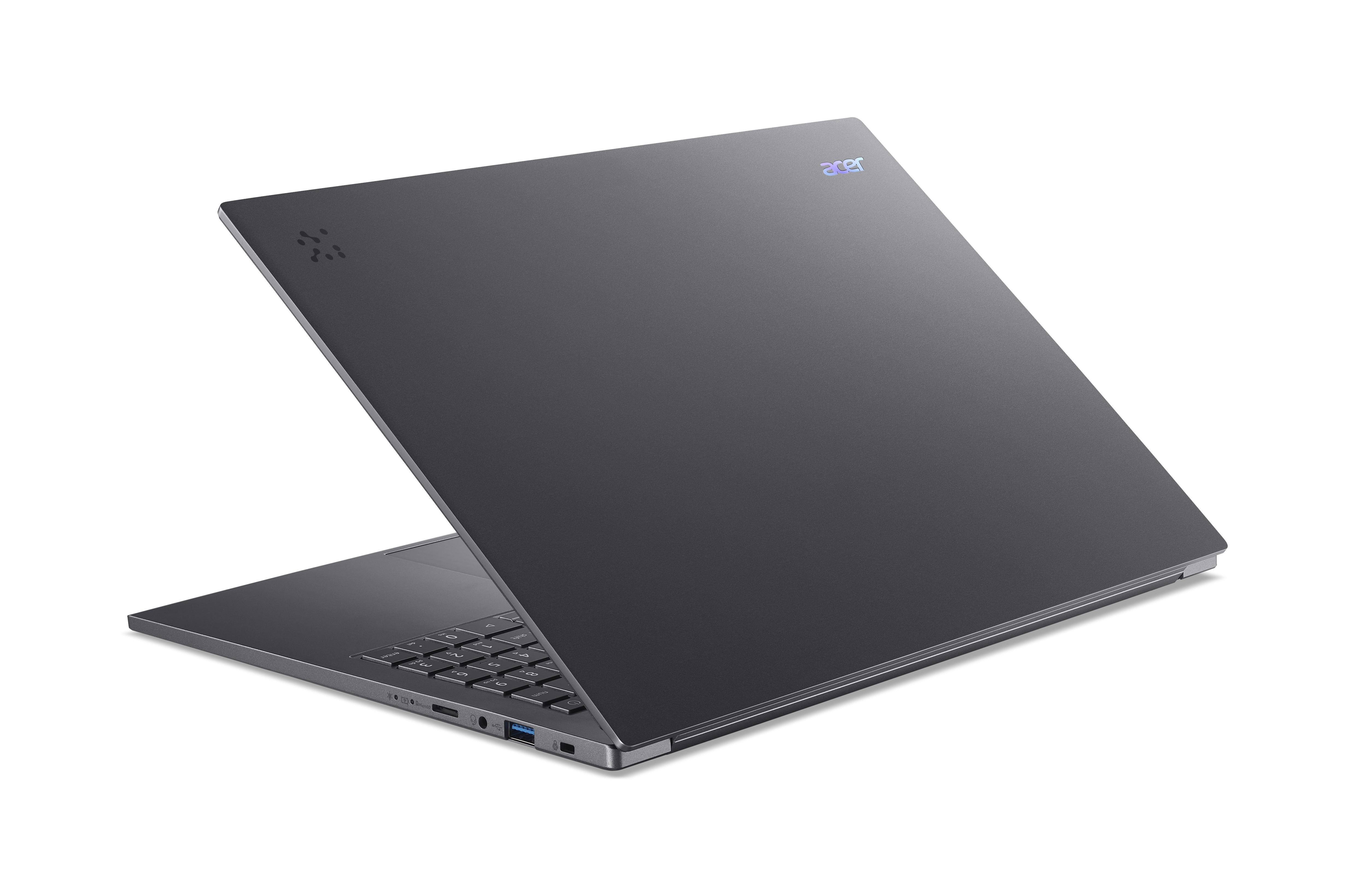 Ein graues Acer-Notebook mit beleuchteter Tastatur und Anschlüssen.