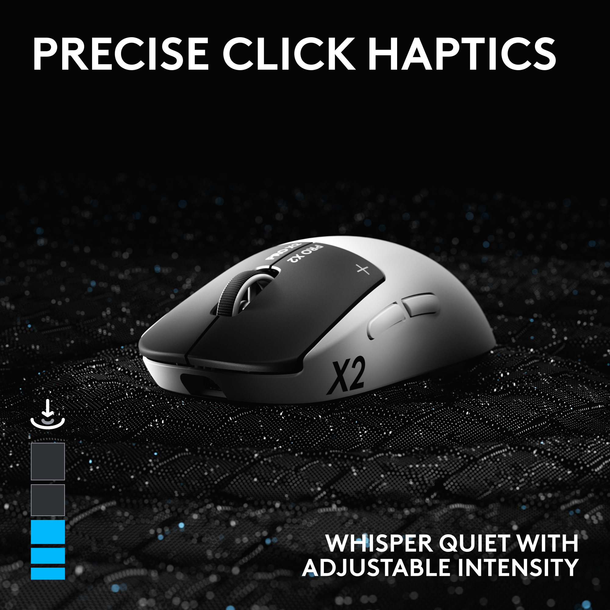 Souris gaming blanche avec molette et boutons noirs sur tissu noir.