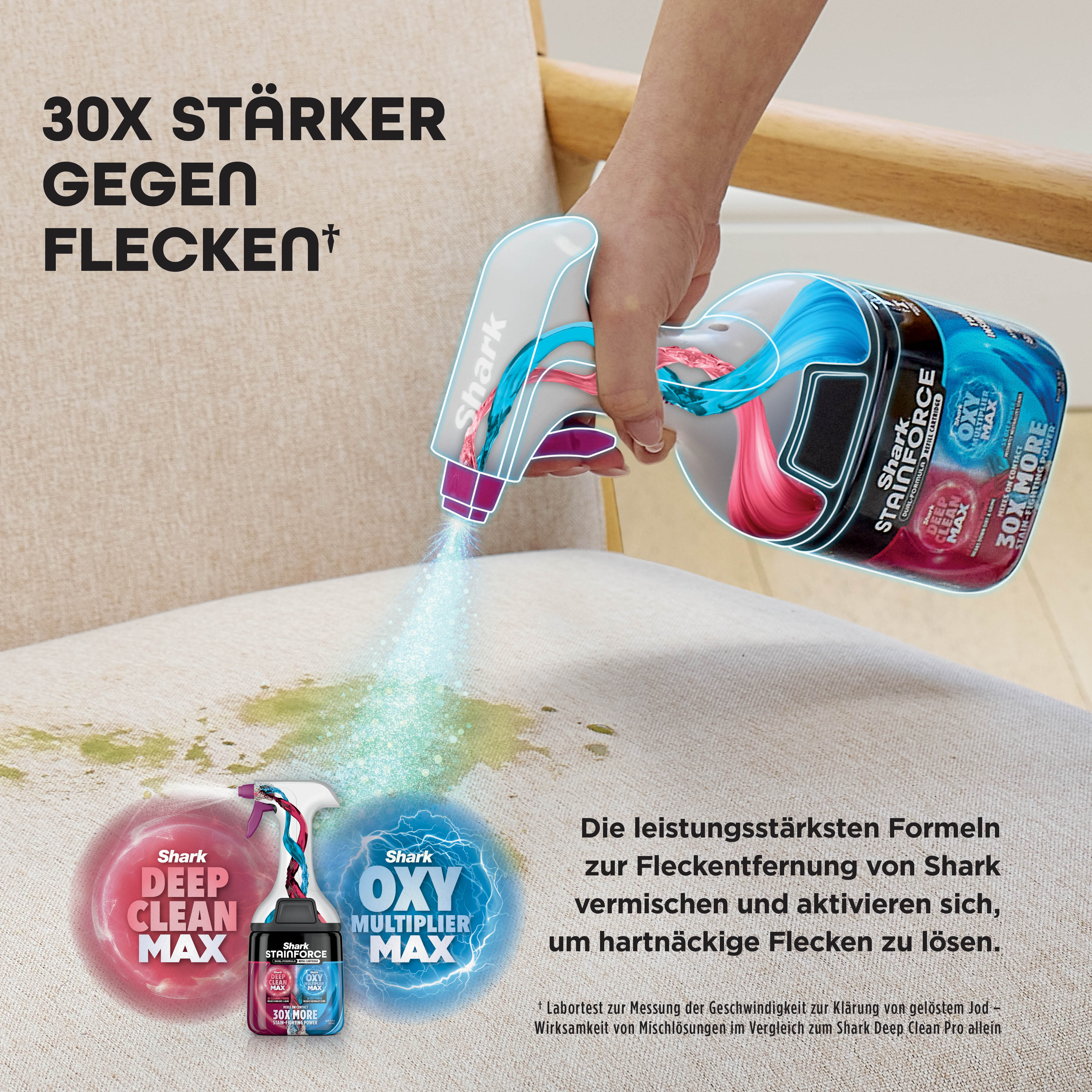 Hand sprüht Fleckenentferner auf Polster. Zwei Produkte mischen sich.