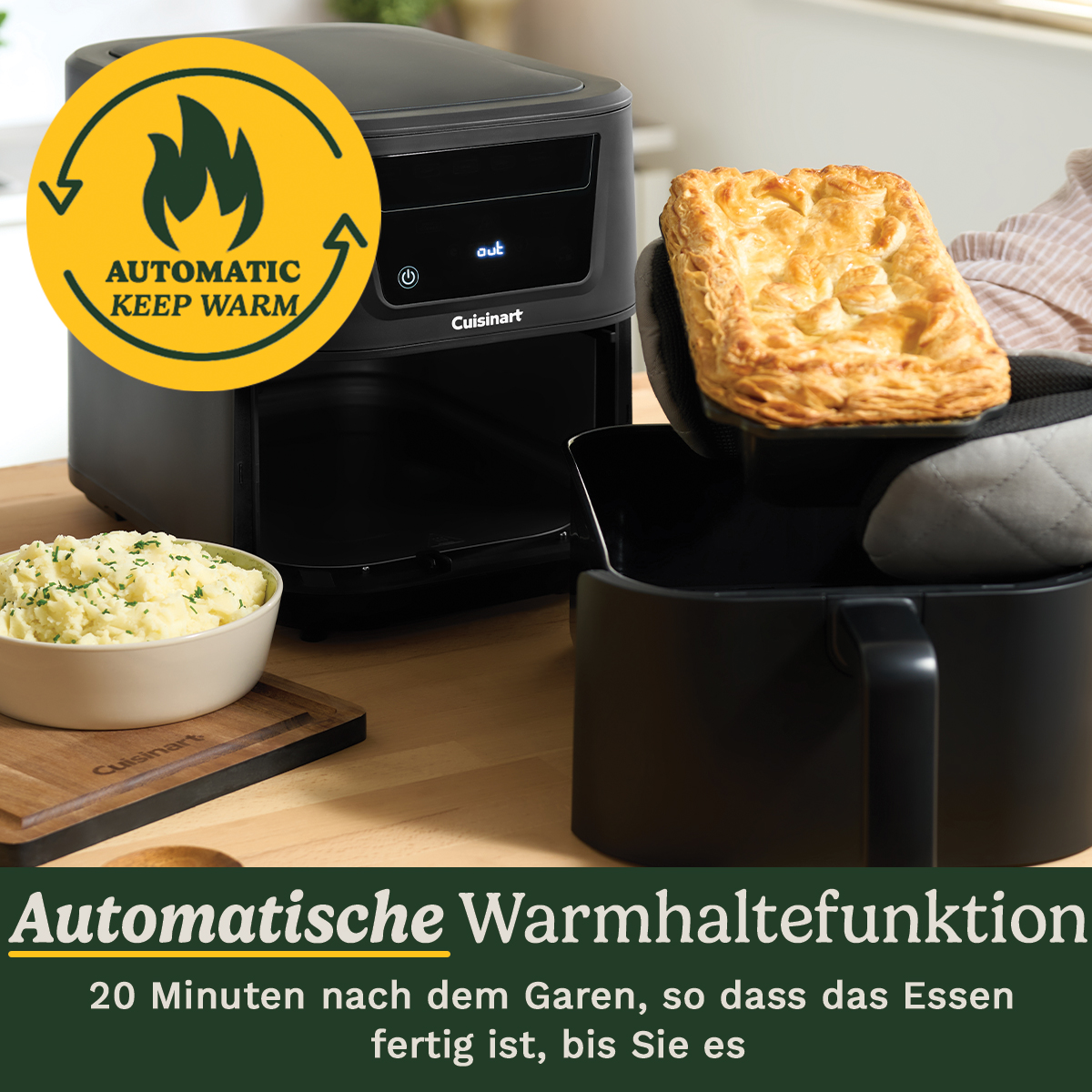 Una friggitrice ad aria Cuisinart con pasticcino caldo e purè di patate accanto.