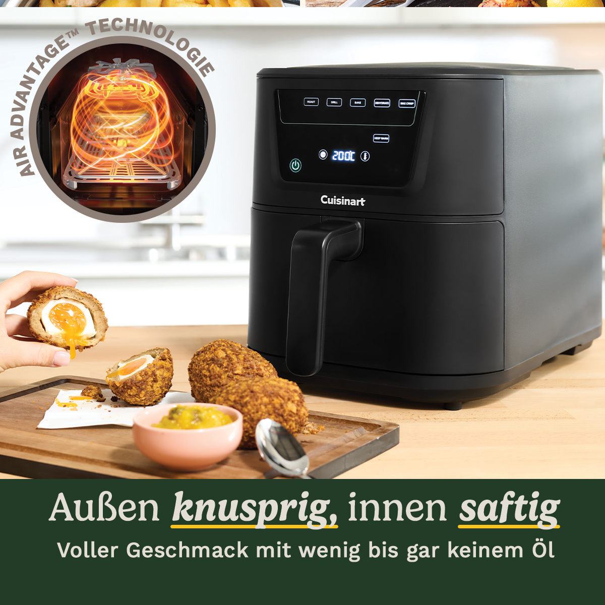 Friggitrice ad aria Cuisinart nera accanto a uova scozzesi su un tagliere.