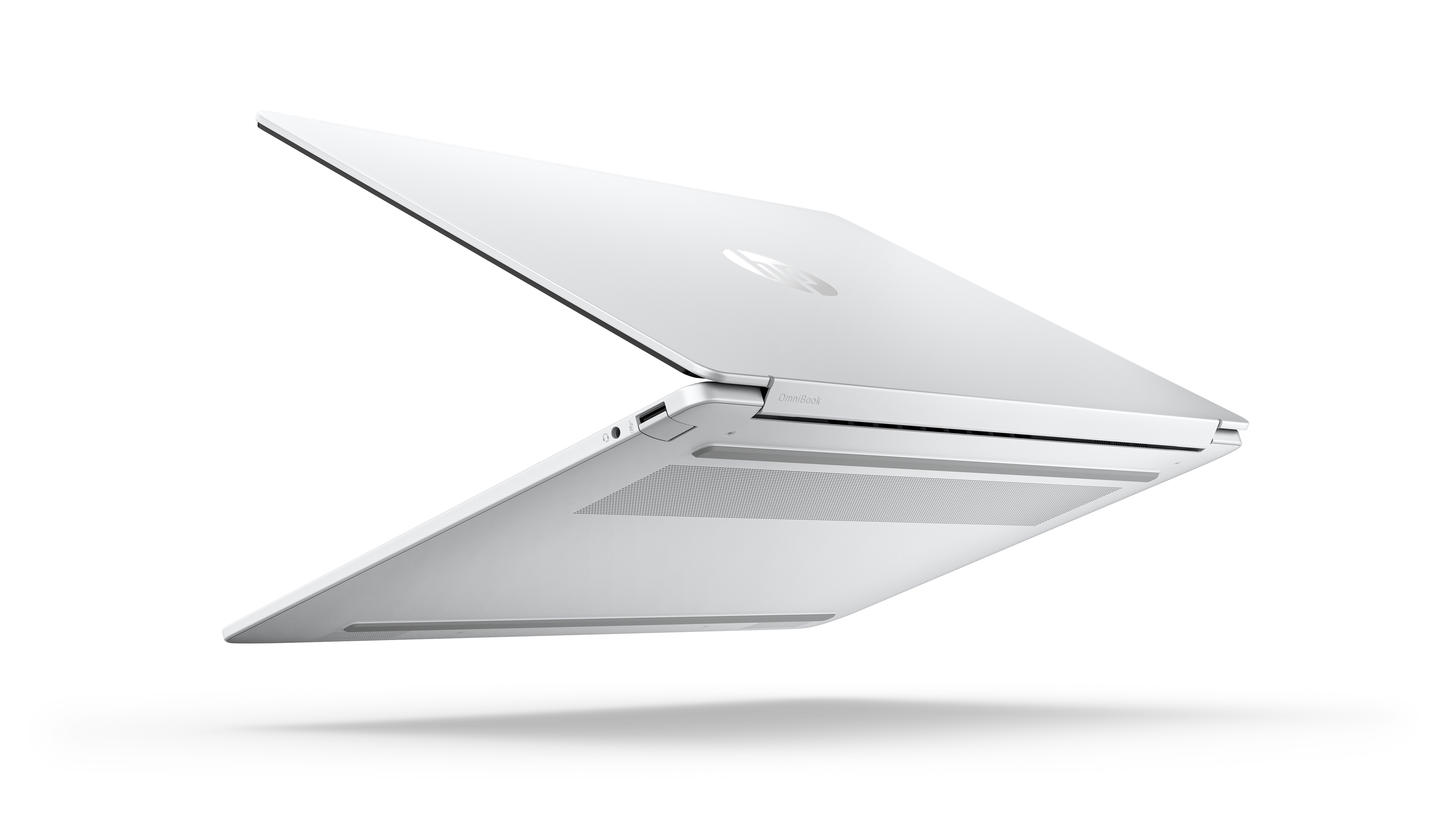 Ein weißer HP OmniBook Laptop ist geöffnet und auf schwarzem Hintergrund zu sehen.