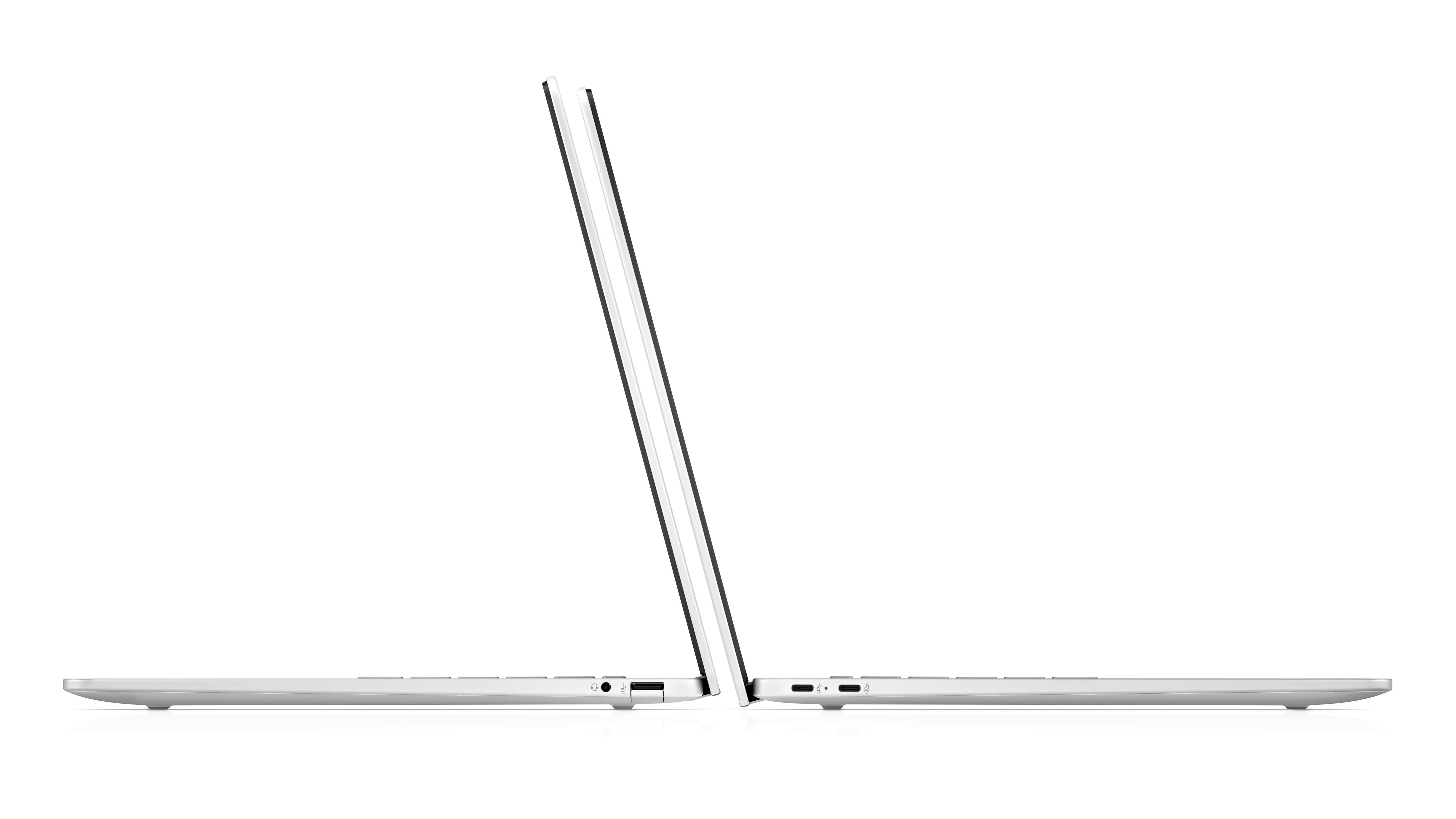 Ein silberner Laptop im Profil, offen, auf schwarzem Hintergrund.