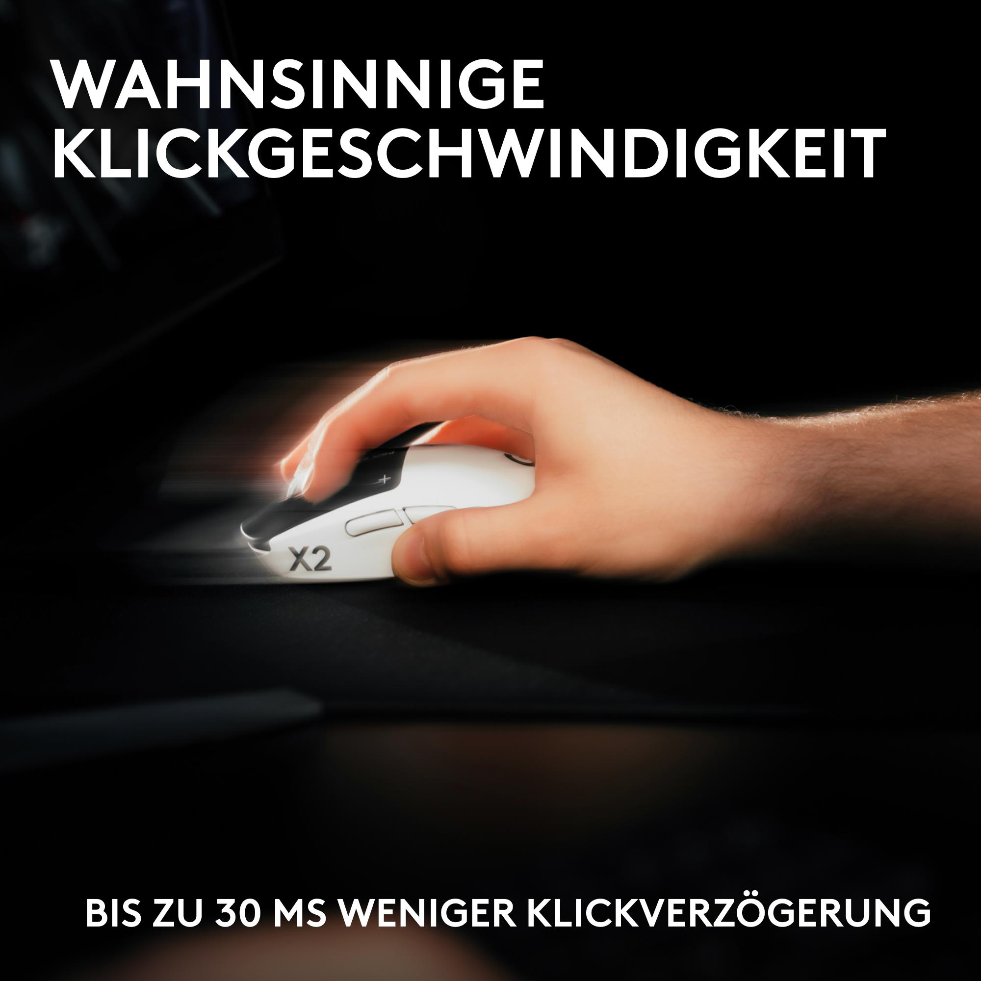 Hand bedient weiße Gaming-Maus mit schnellen Klicks.