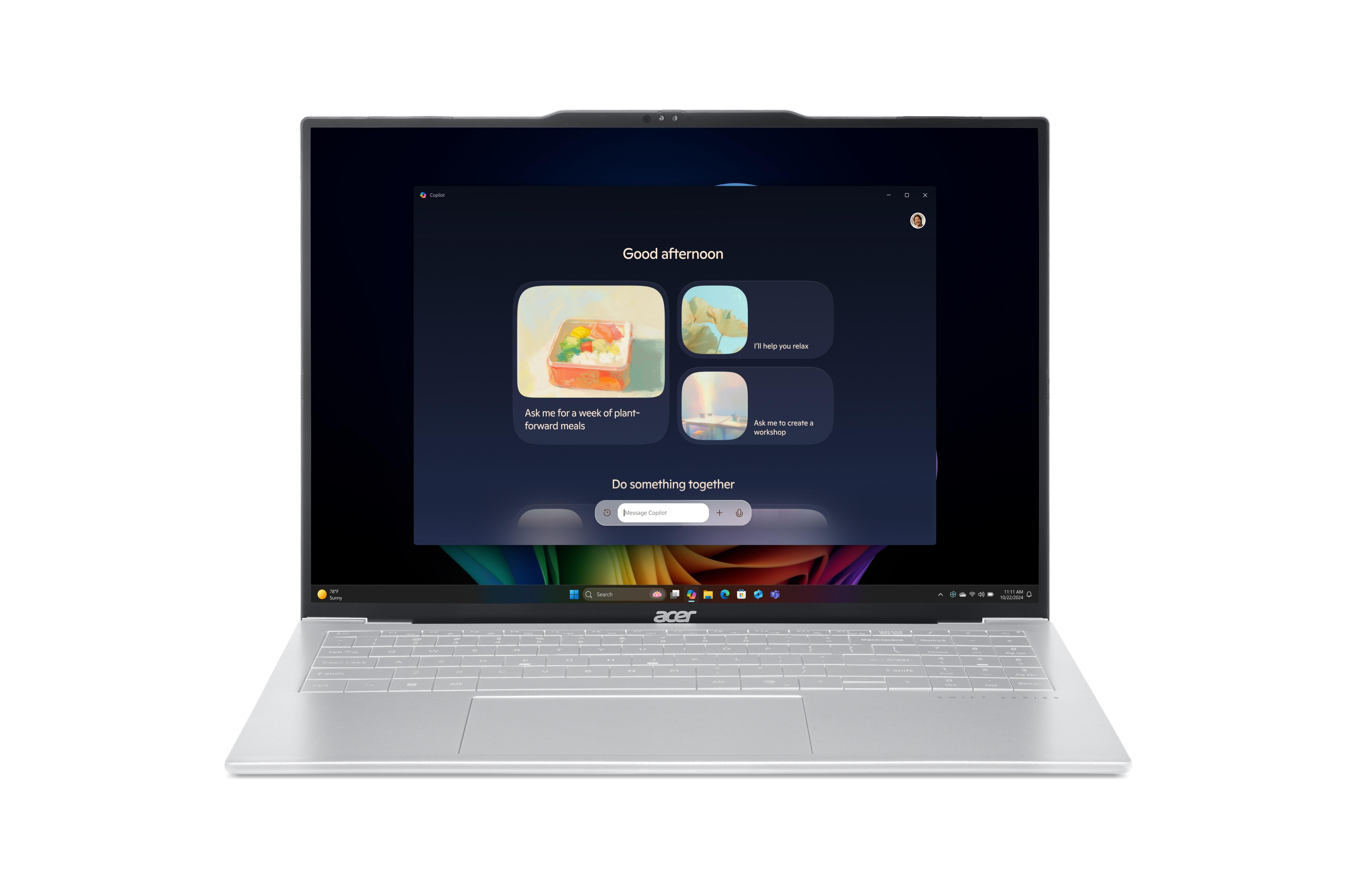 Ein silberner Acer Laptop zeigt den Copilot-Bildschirm mit "Guten Tag" und Essensvorschlägen.