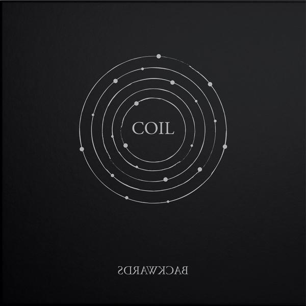 Eine schwarze Hülle mit dem Wort "COIL" in einem konzentrischen Kreisdesign.