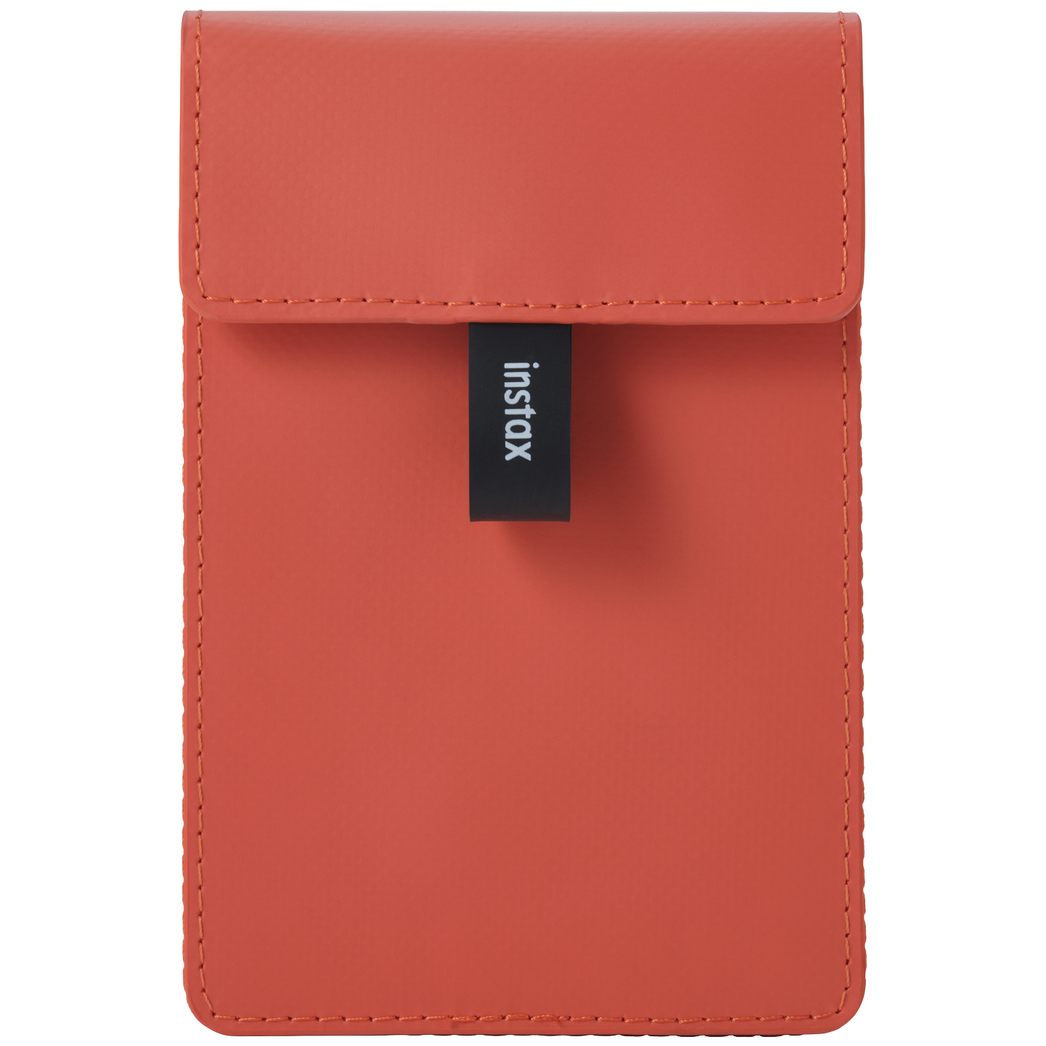 Oranje etui met een zwart Instax-label op de voorflap genaaid.