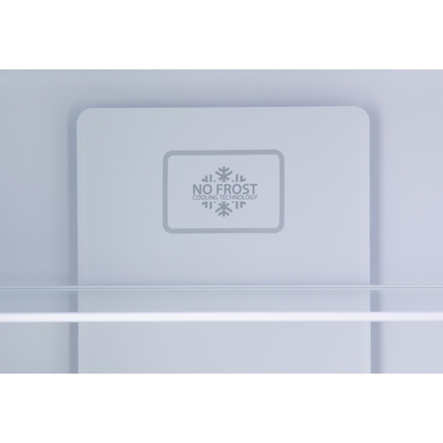Un logo "NO FROST" sur une étagère de réfrigérateur.