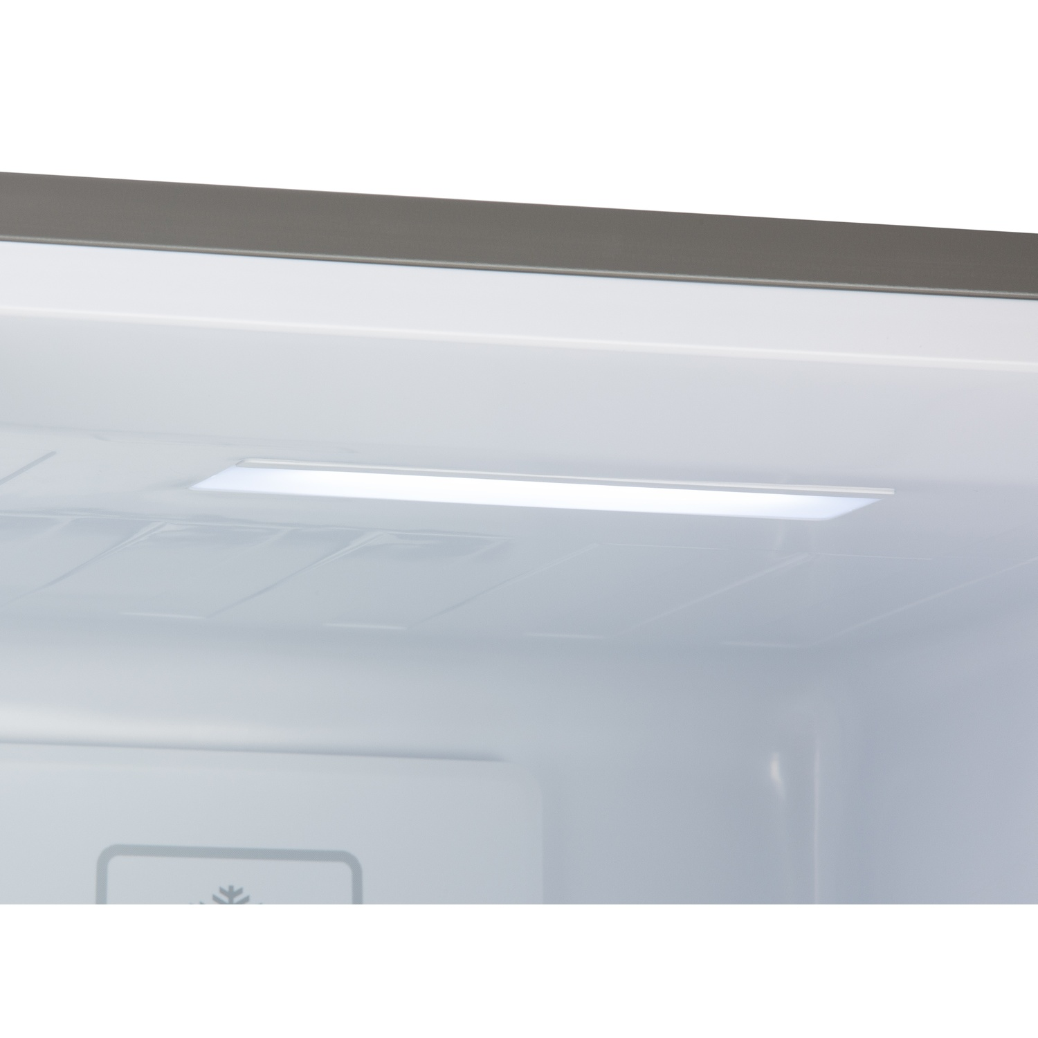Intérieur d'un réfrigérateur avec lumière LED et murs blancs.