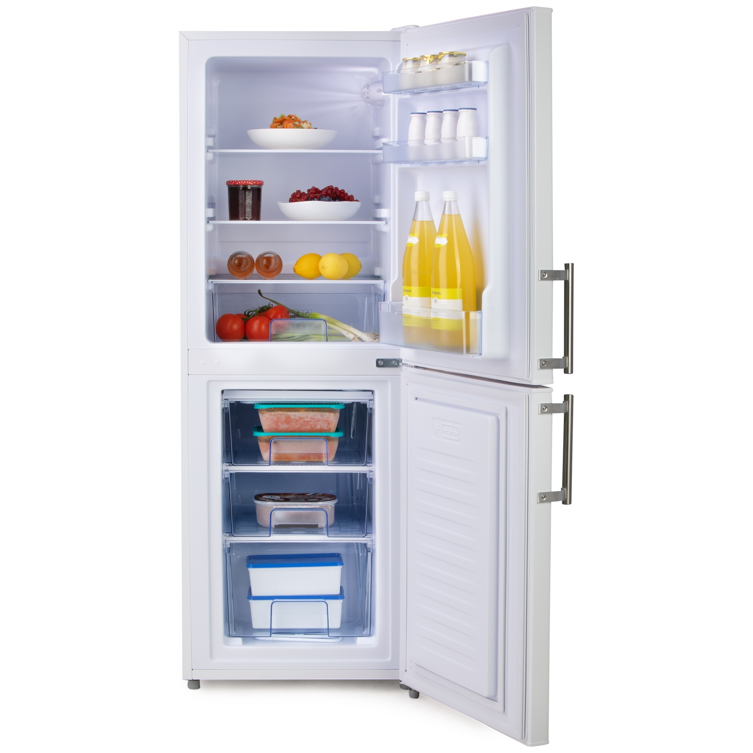 Un réfrigérateur blanc ouvert garni d'aliments dans ses compartiments.